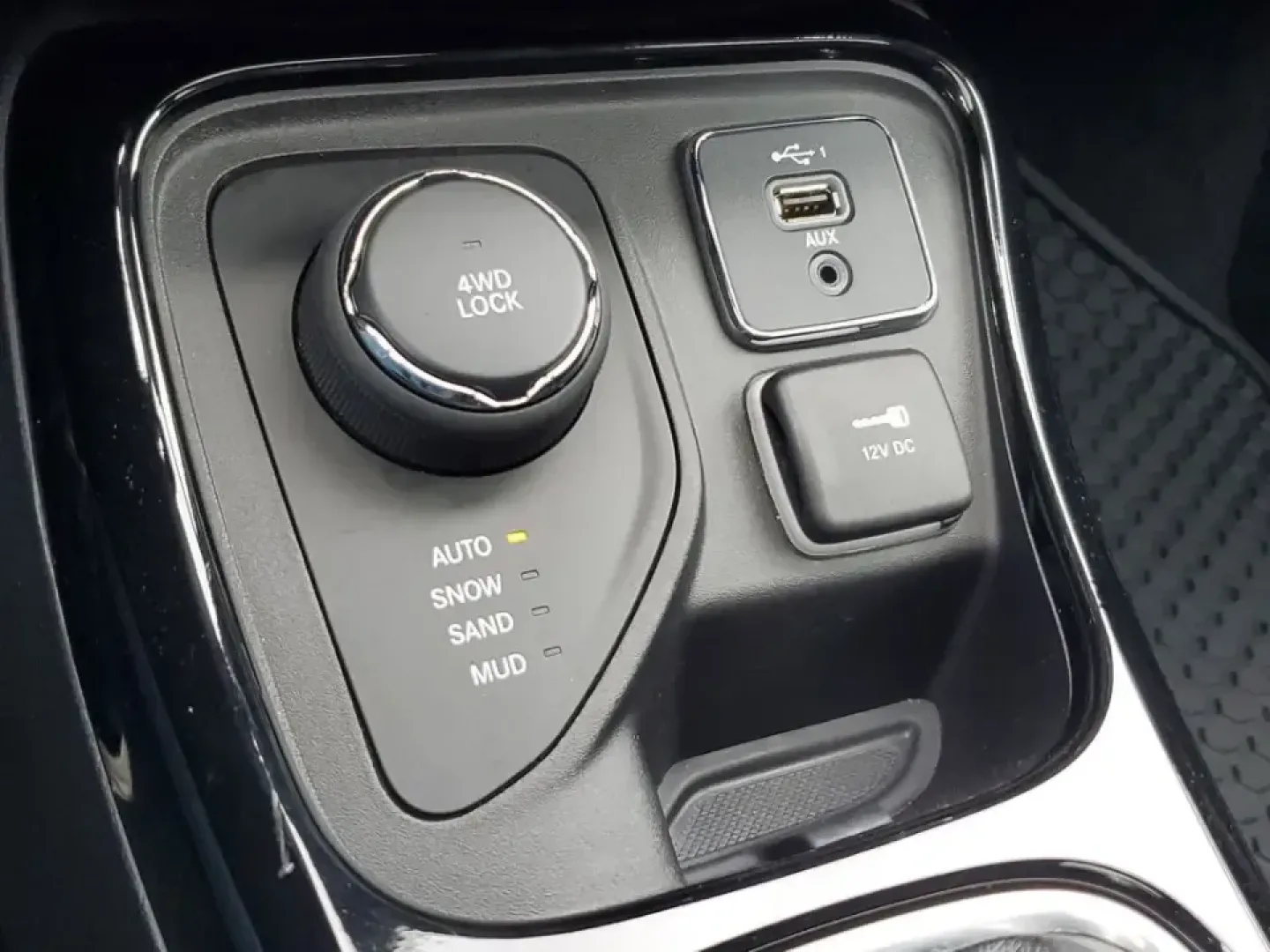 2019 /Black Jeep Compass Altitude (3C4NJDBB2KT) with an 4 Cyl, 2.4L engine, 9-speed automatic transmission, located at 6064 Gull Rd, Kalamazoo, MI, 49048, (269) 222-0088, 42.328388, -85.512924 - Picture your next Michigan weekend: packing up for a fall color drive to Gull Lake, heading out before sunrise for a hike at Kalamazoo Nature Center, or confidently commuting through lake-effect snow on I-94. This 2019 Jeep Compass Altitude 4WD is built for real life in Kalamazoo-comfortable for dai - Photo#24