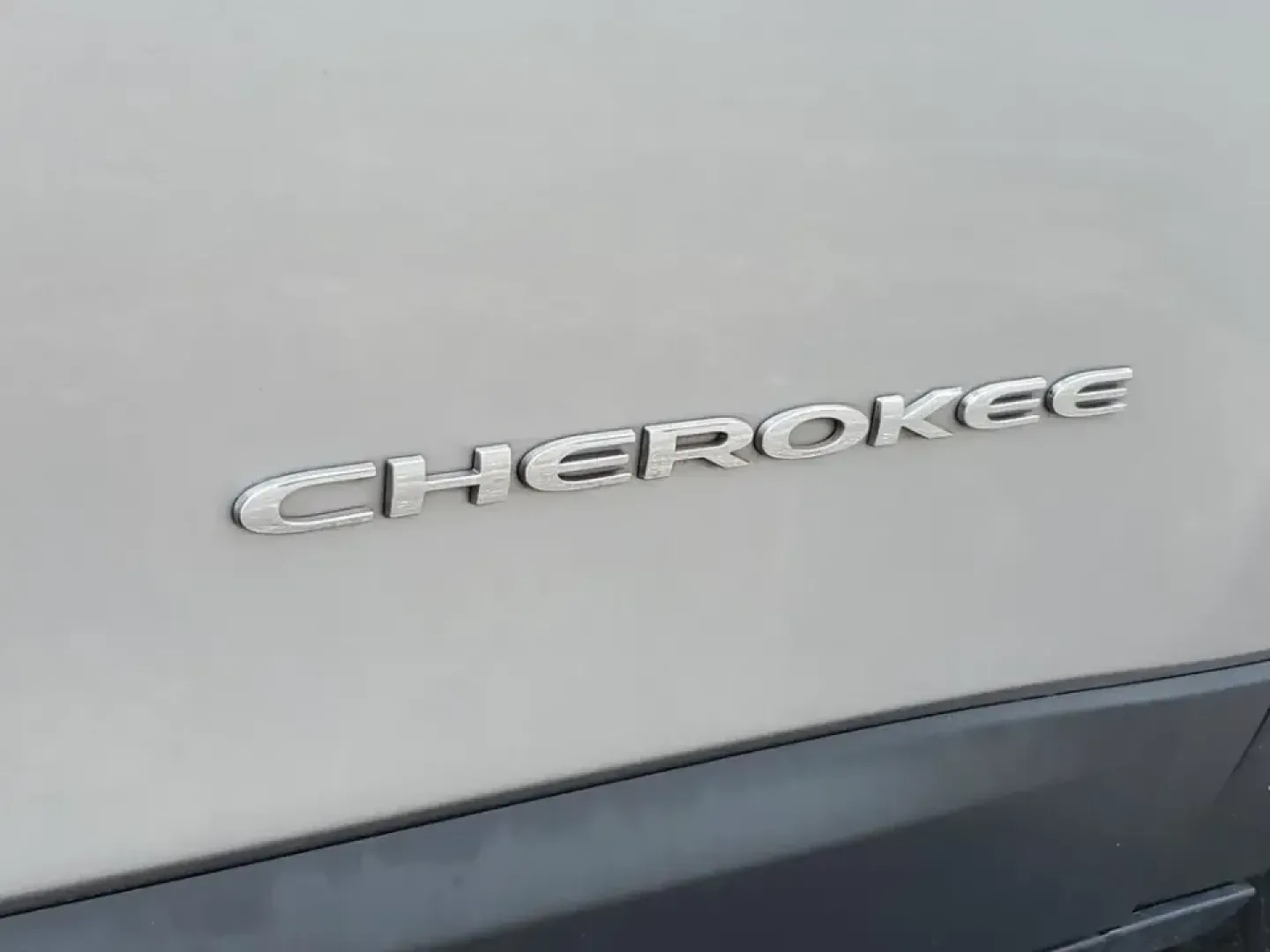 2020 /Black Jeep Cherokee Limited (1C4PJMDX0LD) with an V6, 3.2L engine, 9-speed automatic transmission, located at 6064 Gull Rd, Kalamazoo, MI, 49048, (269) 222-0088, 42.328388, -85.512924 - Pack up the family, point the hood toward Lake Michigan, and let the week melt away-this 2020 Jeep Cherokee Limited 4WD is built for real life in Southwest Michigan, from snowy school runs to weekend getaways up US-131. With confident traction, smart tech, and premium comfort, it's an ideal crossove - Photo#5