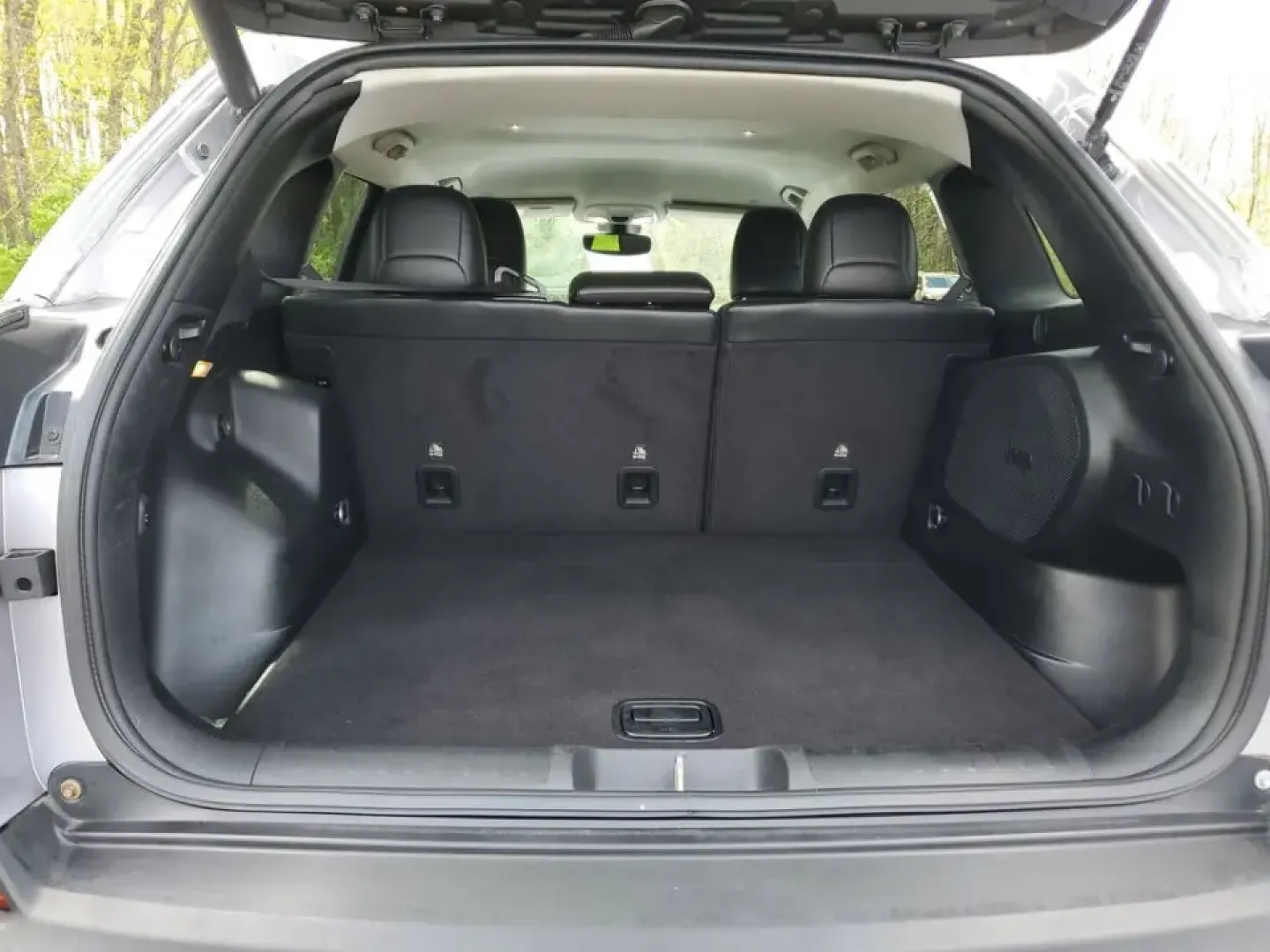 2020 /Black Jeep Cherokee Limited (1C4PJMDX0LD) with an V6, 3.2L engine, 9-speed automatic transmission, located at 6064 Gull Rd, Kalamazoo, MI, 49048, (269) 222-0088, 42.328388, -85.512924 - Pack up the family, point the hood toward Lake Michigan, and let the week melt away-this 2020 Jeep Cherokee Limited 4WD is built for real life in Southwest Michigan, from snowy school runs to weekend getaways up US-131. With confident traction, smart tech, and premium comfort, it's an ideal crossove- Photo#7