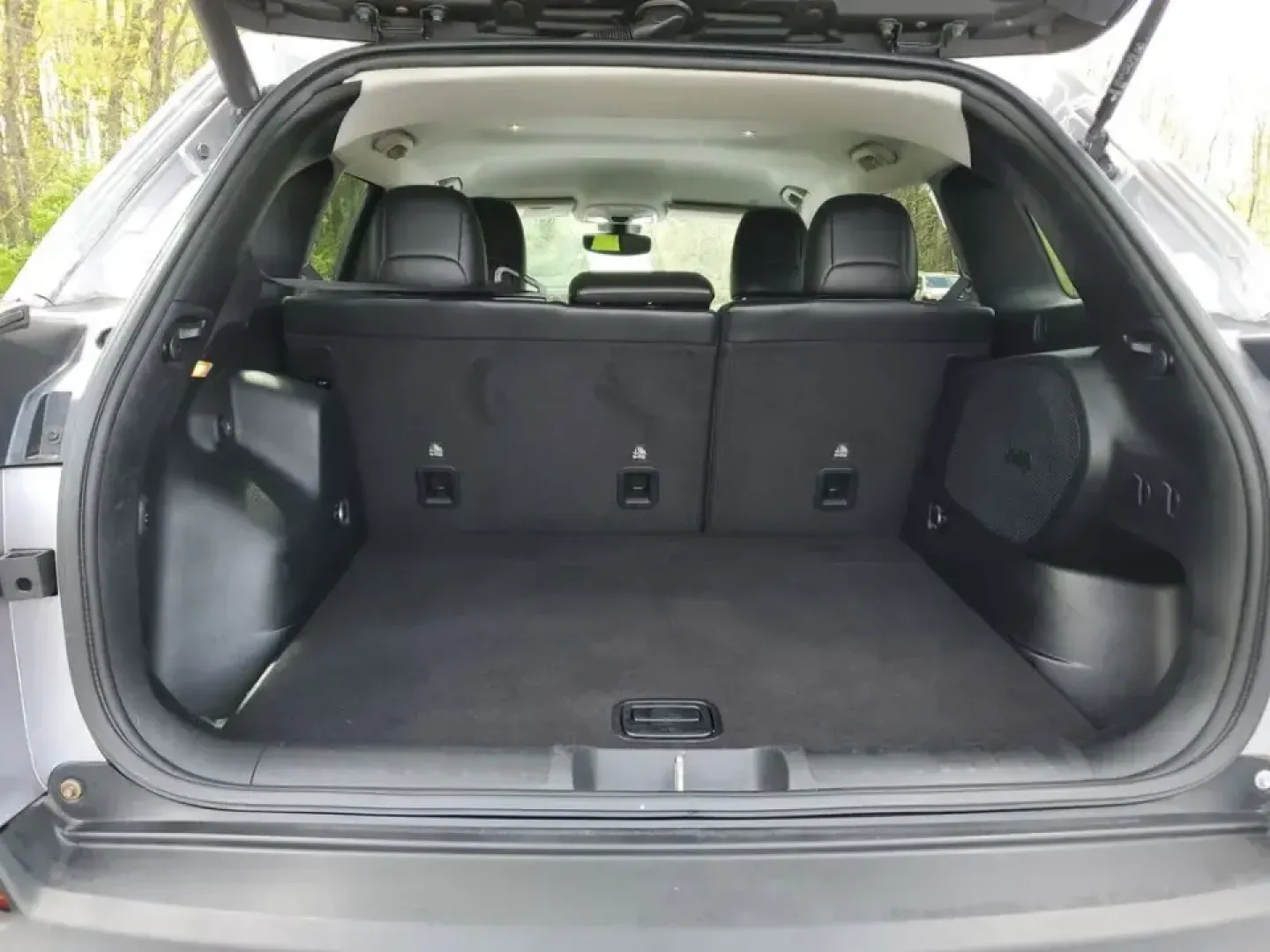 2020 /Black Jeep Cherokee Limited (1C4PJMDX0LD) with an V6, 3.2L engine, 9-speed automatic transmission, located at 6064 Gull Rd, Kalamazoo, MI, 49048, (269) 222-0088, 42.328388, -85.512924 - Pack up the family, point the hood toward Lake Michigan, and let the week melt away-this 2020 Jeep Cherokee Limited 4WD is built for real life in Southwest Michigan, from snowy school runs to weekend getaways up US-131. With confident traction, smart tech, and premium comfort, it's an ideal crossove - Photo#7