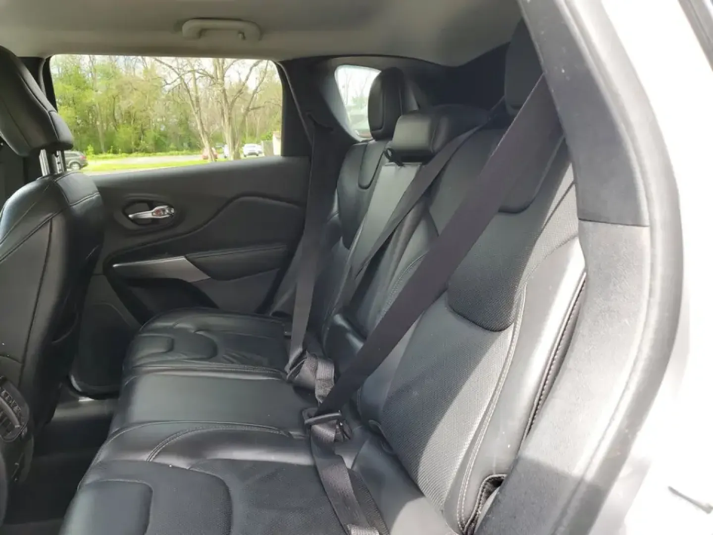 2020 /Black Jeep Cherokee Limited (1C4PJMDX0LD) with an V6, 3.2L engine, 9-speed automatic transmission, located at 6064 Gull Rd, Kalamazoo, MI, 49048, (269) 222-0088, 42.328388, -85.512924 - Pack up the family, point the hood toward Lake Michigan, and let the week melt away-this 2020 Jeep Cherokee Limited 4WD is built for real life in Southwest Michigan, from snowy school runs to weekend getaways up US-131. With confident traction, smart tech, and premium comfort, it's an ideal crossove- Photo#8