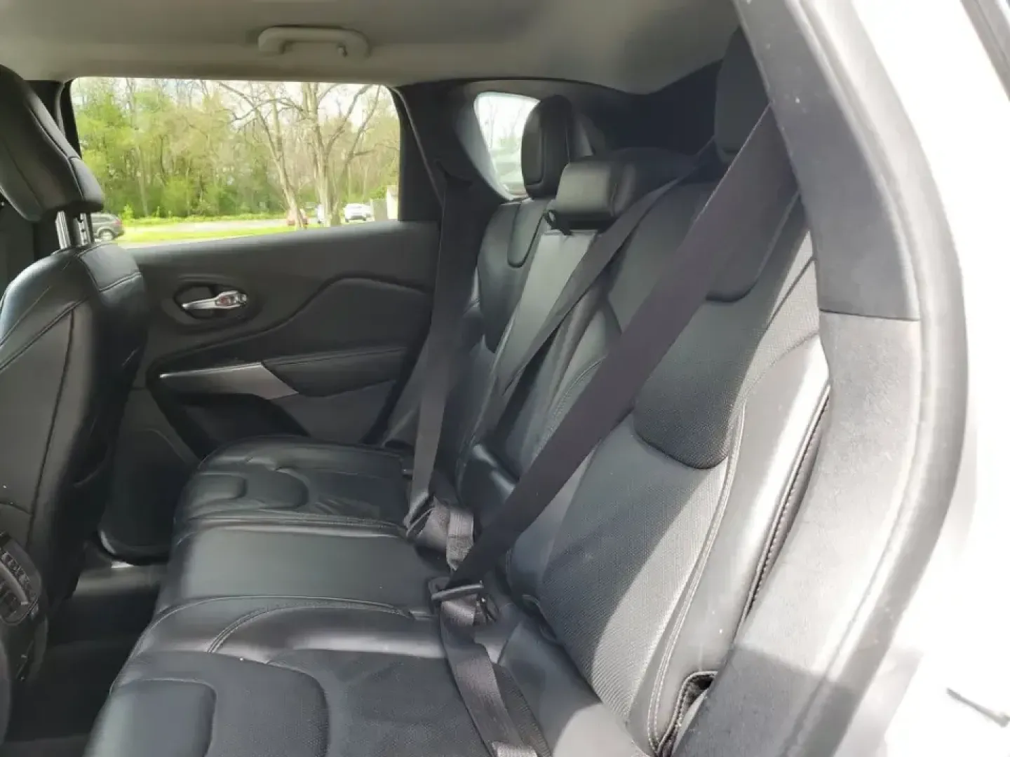 2020 /Black Jeep Cherokee Limited (1C4PJMDX0LD) with an V6, 3.2L engine, 9-speed automatic transmission, located at 6064 Gull Rd, Kalamazoo, MI, 49048, (269) 222-0088, 42.328388, -85.512924 - Pack up the family, point the hood toward Lake Michigan, and let the week melt away-this 2020 Jeep Cherokee Limited 4WD is built for real life in Southwest Michigan, from snowy school runs to weekend getaways up US-131. With confident traction, smart tech, and premium comfort, it's an ideal crossove - Photo#8