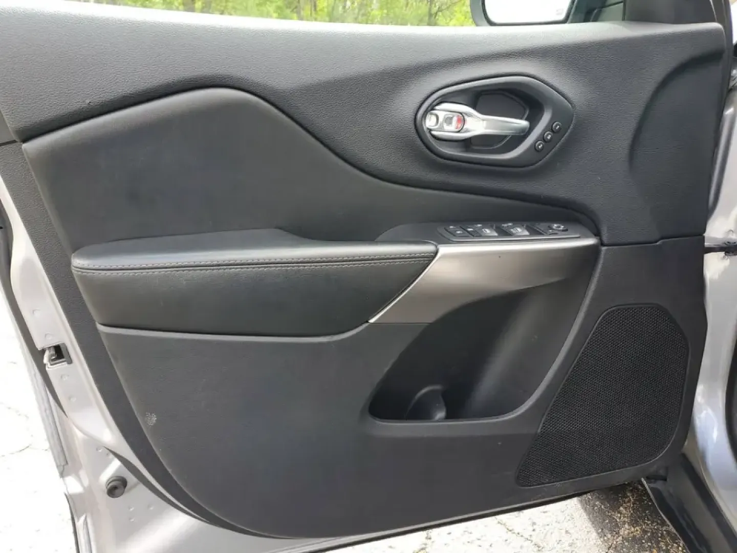 2020 /Black Jeep Cherokee Limited (1C4PJMDX0LD) with an V6, 3.2L engine, 9-speed automatic transmission, located at 6064 Gull Rd, Kalamazoo, MI, 49048, (269) 222-0088, 42.328388, -85.512924 - Pack up the family, point the hood toward Lake Michigan, and let the week melt away-this 2020 Jeep Cherokee Limited 4WD is built for real life in Southwest Michigan, from snowy school runs to weekend getaways up US-131. With confident traction, smart tech, and premium comfort, it's an ideal crossove- Photo#11