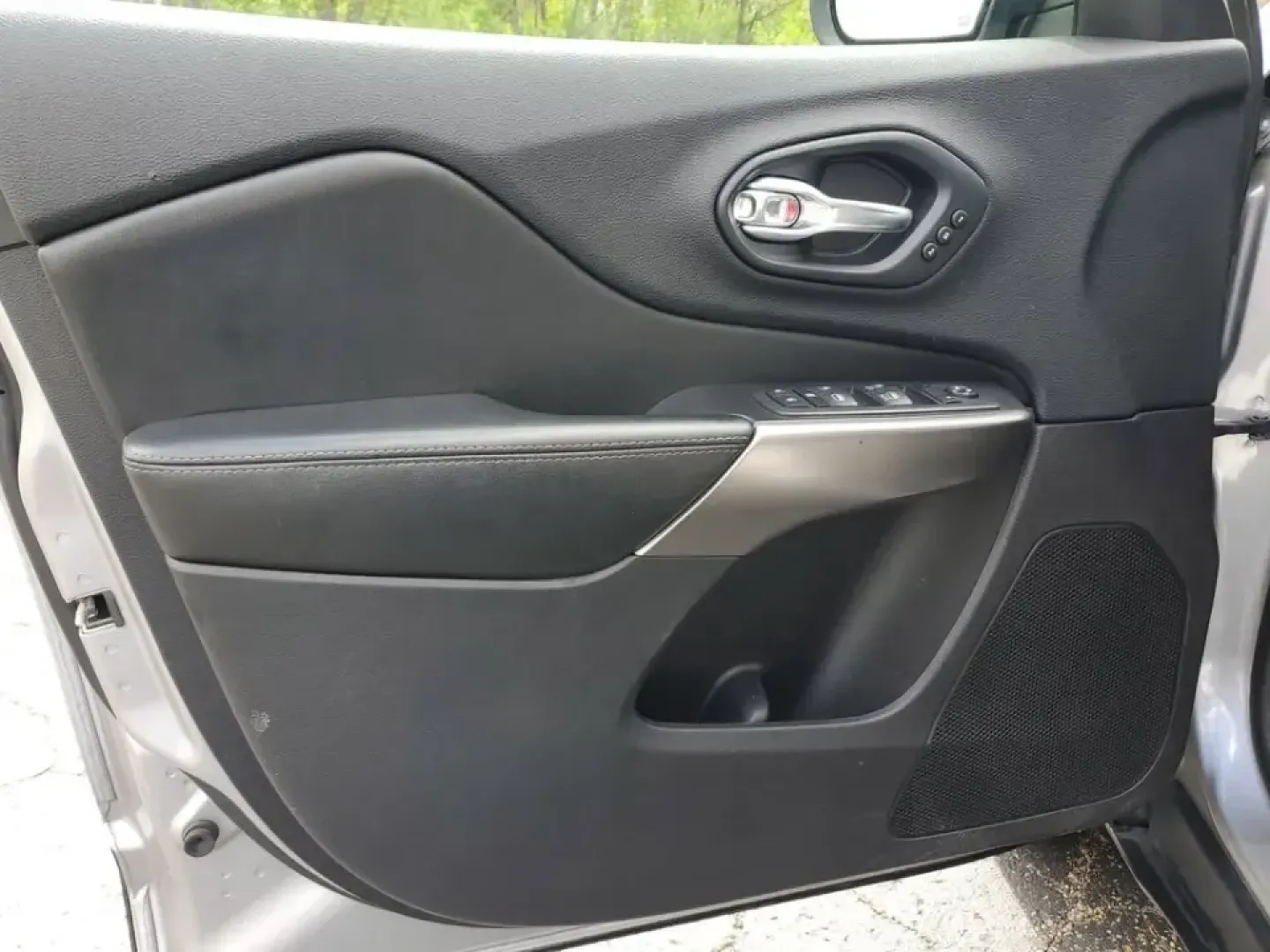 2020 /Black Jeep Cherokee Limited (1C4PJMDX0LD) with an V6, 3.2L engine, 9-speed automatic transmission, located at 6064 Gull Rd, Kalamazoo, MI, 49048, (269) 222-0088, 42.328388, -85.512924 - Pack up the family, point the hood toward Lake Michigan, and let the week melt away-this 2020 Jeep Cherokee Limited 4WD is built for real life in Southwest Michigan, from snowy school runs to weekend getaways up US-131. With confident traction, smart tech, and premium comfort, it's an ideal crossove - Photo#11