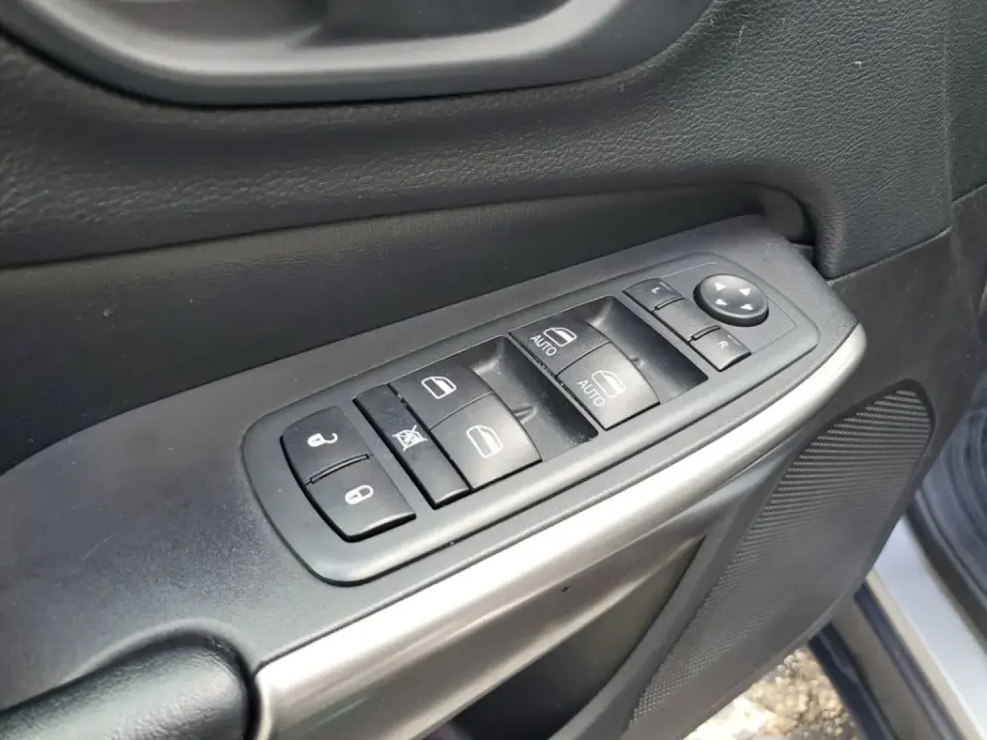 2020 /Black Jeep Cherokee Limited (1C4PJMDX0LD) with an V6, 3.2L engine, 9-speed automatic transmission, located at 6064 Gull Rd, Kalamazoo, MI, 49048, (269) 222-0088, 42.328388, -85.512924 - Pack up the family, point the hood toward Lake Michigan, and let the week melt away-this 2020 Jeep Cherokee Limited 4WD is built for real life in Southwest Michigan, from snowy school runs to weekend getaways up US-131. With confident traction, smart tech, and premium comfort, it's an ideal crossove- Photo#12