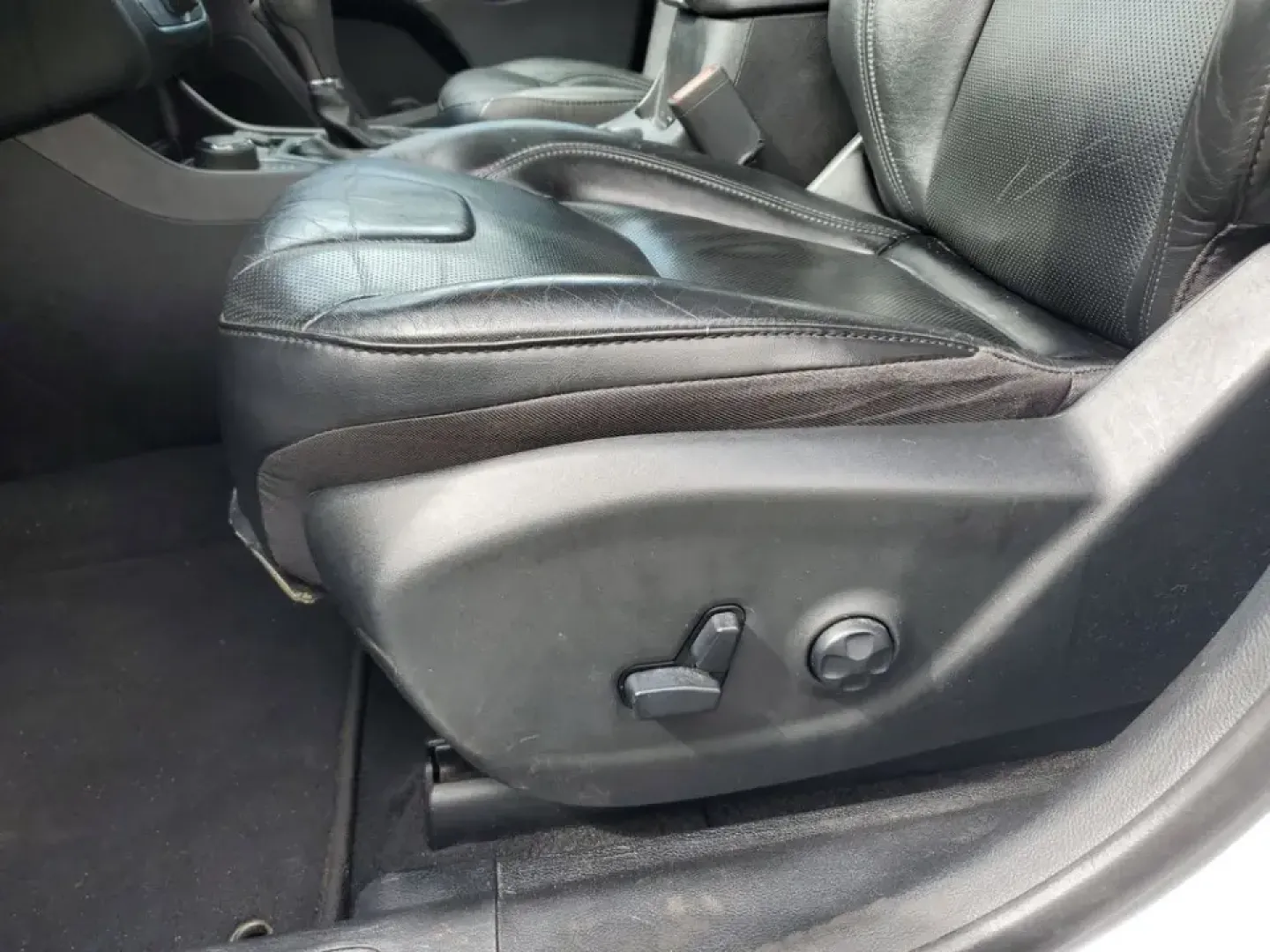 2020 /Black Jeep Cherokee Limited (1C4PJMDX0LD) with an V6, 3.2L engine, 9-speed automatic transmission, located at 6064 Gull Rd, Kalamazoo, MI, 49048, (269) 222-0088, 42.328388, -85.512924 - Pack up the family, point the hood toward Lake Michigan, and let the week melt away-this 2020 Jeep Cherokee Limited 4WD is built for real life in Southwest Michigan, from snowy school runs to weekend getaways up US-131. With confident traction, smart tech, and premium comfort, it's an ideal crossove- Photo#13