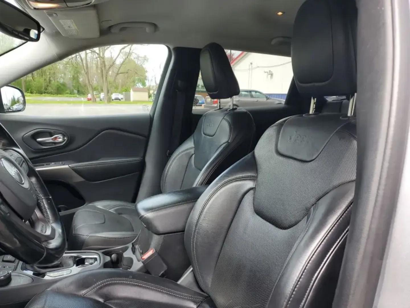2020 /Black Jeep Cherokee Limited (1C4PJMDX0LD) with an V6, 3.2L engine, 9-speed automatic transmission, located at 6064 Gull Rd, Kalamazoo, MI, 49048, (269) 222-0088, 42.328388, -85.512924 - Pack up the family, point the hood toward Lake Michigan, and let the week melt away-this 2020 Jeep Cherokee Limited 4WD is built for real life in Southwest Michigan, from snowy school runs to weekend getaways up US-131. With confident traction, smart tech, and premium comfort, it's an ideal crossove- Photo#14
