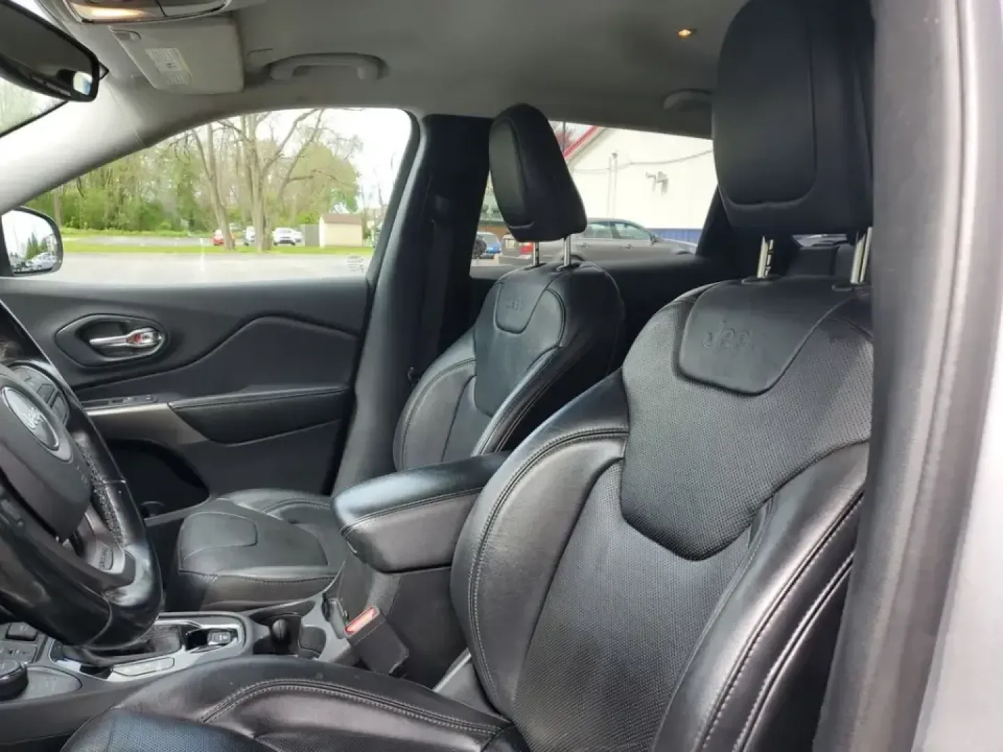 2020 /Black Jeep Cherokee Limited (1C4PJMDX0LD) with an V6, 3.2L engine, 9-speed automatic transmission, located at 6064 Gull Rd, Kalamazoo, MI, 49048, (269) 222-0088, 42.328388, -85.512924 - Pack up the family, point the hood toward Lake Michigan, and let the week melt away-this 2020 Jeep Cherokee Limited 4WD is built for real life in Southwest Michigan, from snowy school runs to weekend getaways up US-131. With confident traction, smart tech, and premium comfort, it's an ideal crossove - Photo#14