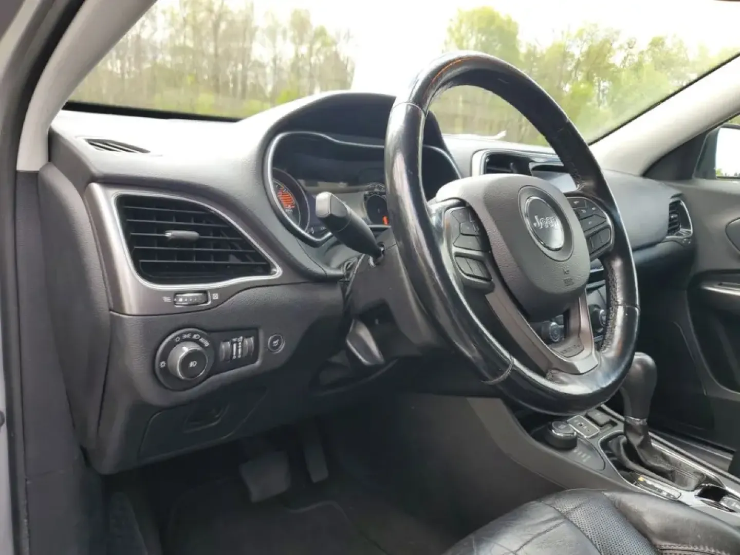 2020 /Black Jeep Cherokee Limited (1C4PJMDX0LD) with an V6, 3.2L engine, 9-speed automatic transmission, located at 6064 Gull Rd, Kalamazoo, MI, 49048, (269) 222-0088, 42.328388, -85.512924 - Pack up the family, point the hood toward Lake Michigan, and let the week melt away-this 2020 Jeep Cherokee Limited 4WD is built for real life in Southwest Michigan, from snowy school runs to weekend getaways up US-131. With confident traction, smart tech, and premium comfort, it's an ideal crossove- Photo#15