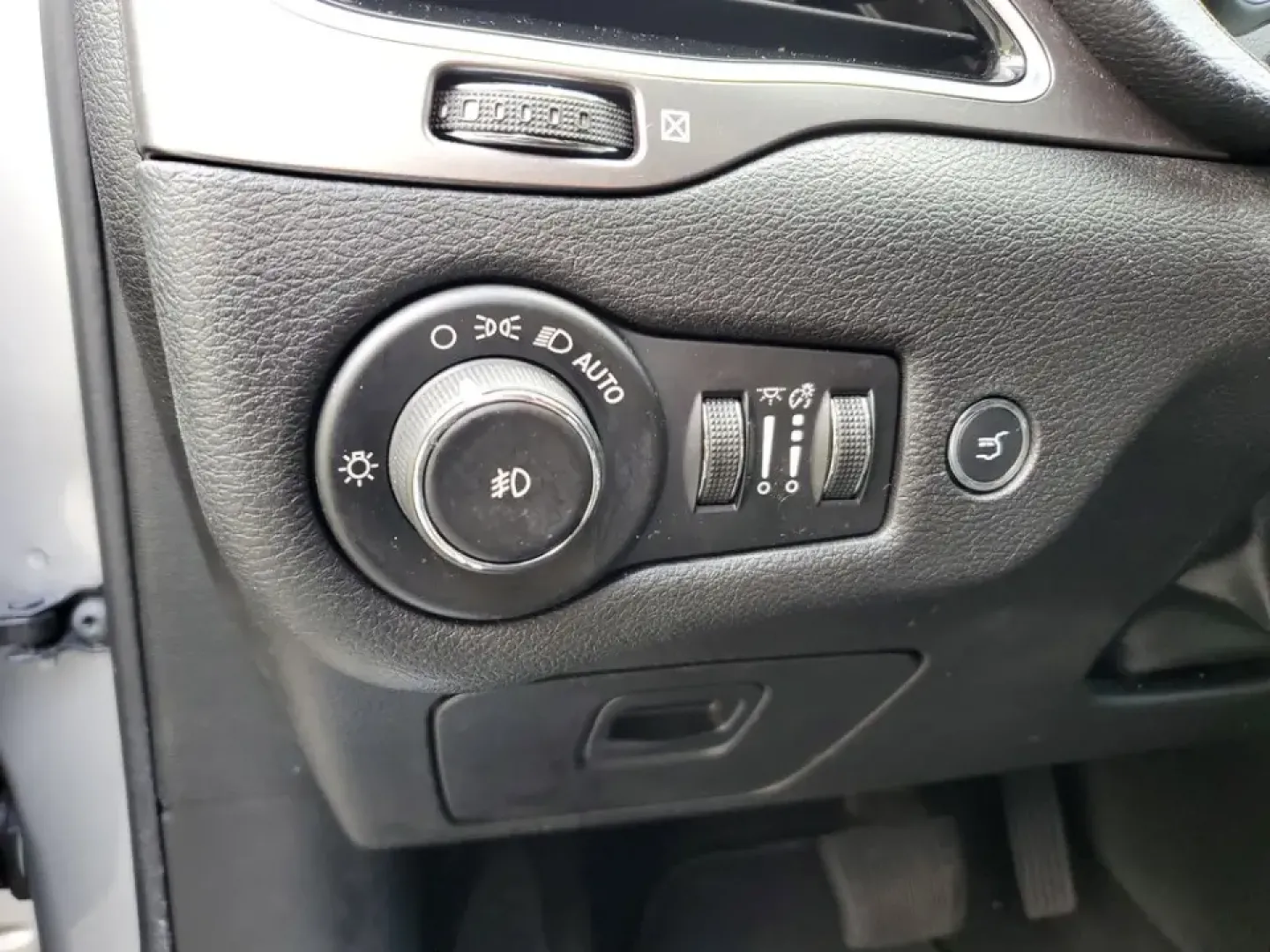 2020 /Black Jeep Cherokee Limited (1C4PJMDX0LD) with an V6, 3.2L engine, 9-speed automatic transmission, located at 6064 Gull Rd, Kalamazoo, MI, 49048, (269) 222-0088, 42.328388, -85.512924 - Pack up the family, point the hood toward Lake Michigan, and let the week melt away-this 2020 Jeep Cherokee Limited 4WD is built for real life in Southwest Michigan, from snowy school runs to weekend getaways up US-131. With confident traction, smart tech, and premium comfort, it's an ideal crossove- Photo#16