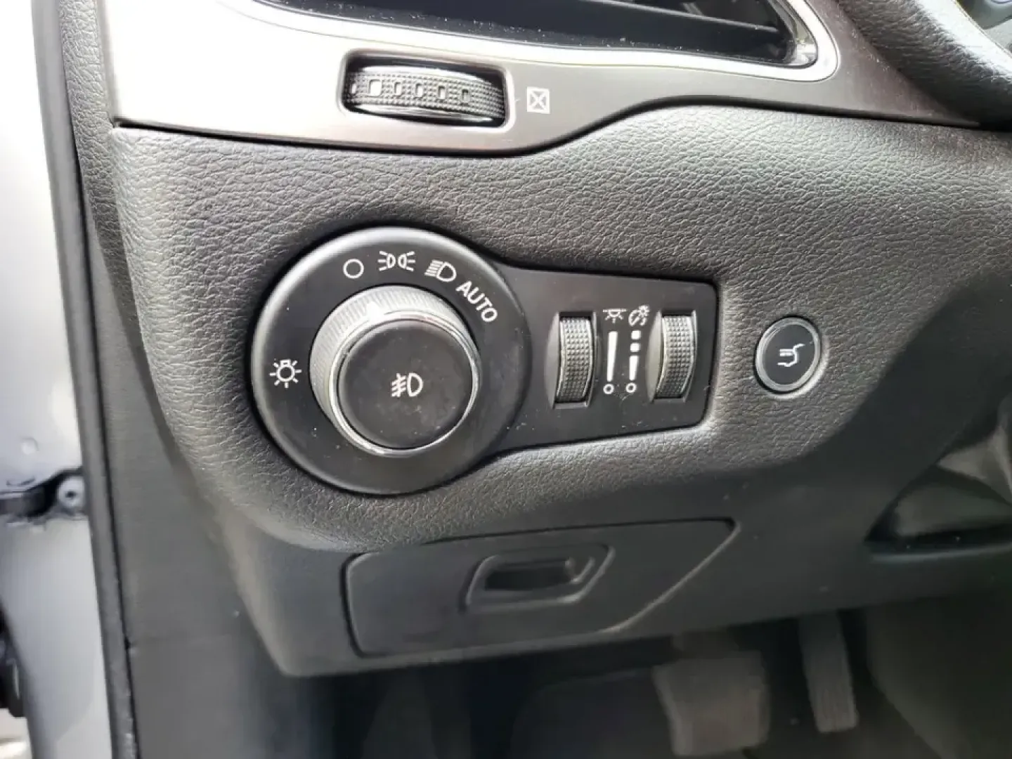 2020 /Black Jeep Cherokee Limited (1C4PJMDX0LD) with an V6, 3.2L engine, 9-speed automatic transmission, located at 6064 Gull Rd, Kalamazoo, MI, 49048, (269) 222-0088, 42.328388, -85.512924 - Pack up the family, point the hood toward Lake Michigan, and let the week melt away-this 2020 Jeep Cherokee Limited 4WD is built for real life in Southwest Michigan, from snowy school runs to weekend getaways up US-131. With confident traction, smart tech, and premium comfort, it's an ideal crossove - Photo#16