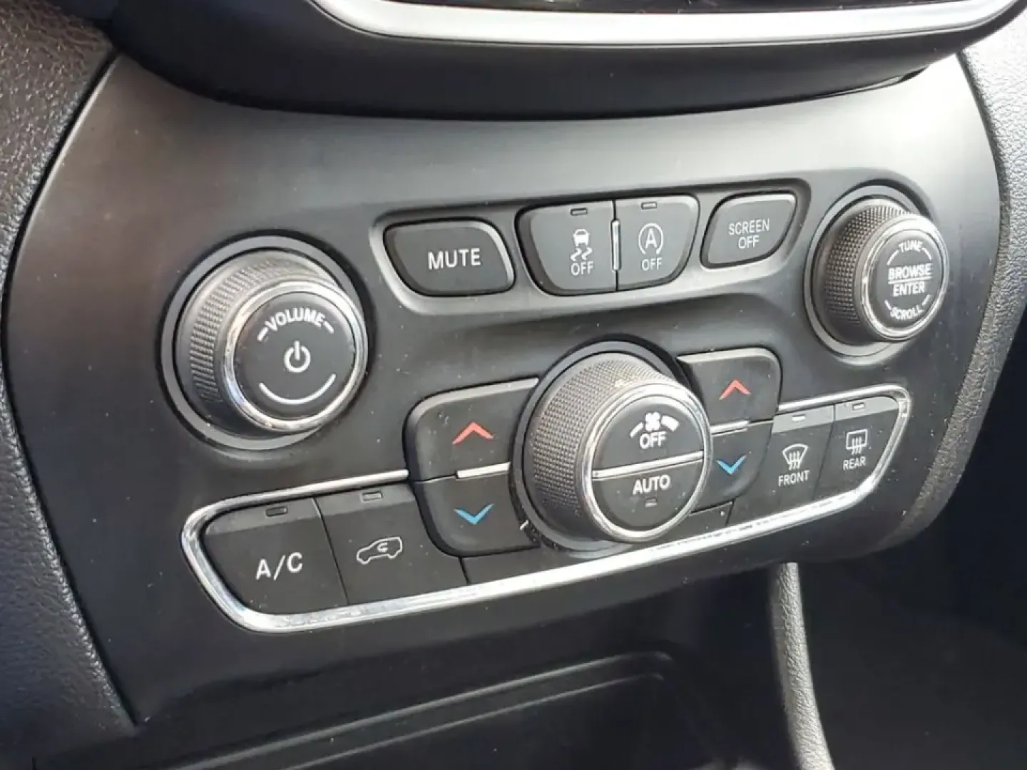 2020 /Black Jeep Cherokee Limited (1C4PJMDX0LD) with an V6, 3.2L engine, 9-speed automatic transmission, located at 6064 Gull Rd, Kalamazoo, MI, 49048, (269) 222-0088, 42.328388, -85.512924 - Pack up the family, point the hood toward Lake Michigan, and let the week melt away-this 2020 Jeep Cherokee Limited 4WD is built for real life in Southwest Michigan, from snowy school runs to weekend getaways up US-131. With confident traction, smart tech, and premium comfort, it's an ideal crossove- Photo#23
