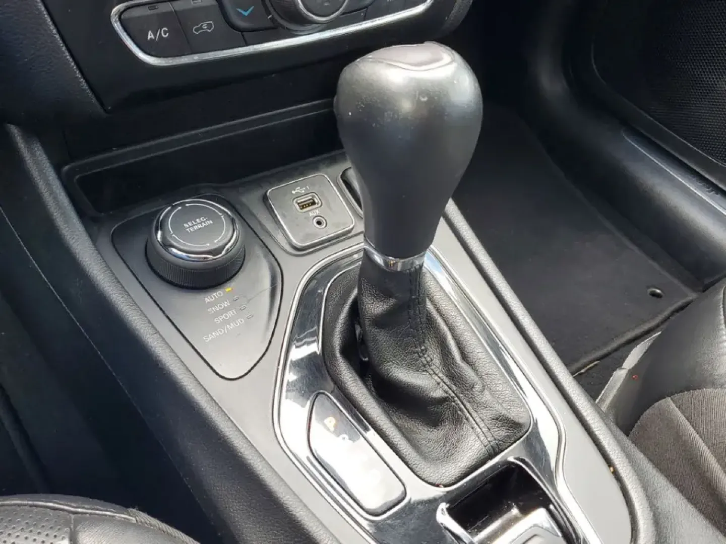 2020 /Black Jeep Cherokee Limited (1C4PJMDX0LD) with an V6, 3.2L engine, 9-speed automatic transmission, located at 6064 Gull Rd, Kalamazoo, MI, 49048, (269) 222-0088, 42.328388, -85.512924 - Pack up the family, point the hood toward Lake Michigan, and let the week melt away-this 2020 Jeep Cherokee Limited 4WD is built for real life in Southwest Michigan, from snowy school runs to weekend getaways up US-131. With confident traction, smart tech, and premium comfort, it's an ideal crossove- Photo#25