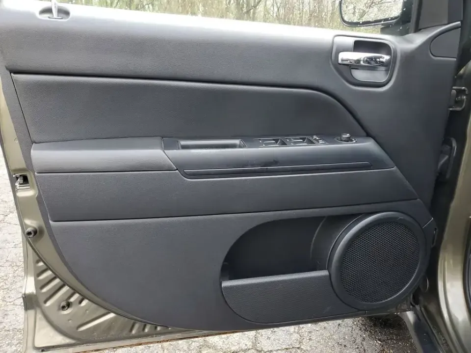 2015 /Dark Slate Gray Jeep Compass Sport (1C4NJDBB8FD) with an 4 Cyl, 2.4L engine, 5-speed manual transmission, located at 6064 Gull Rd, Kalamazoo, MI, 49048, (269) 222-0088, 42.328388, -85.512924 - Weekend trailheads, snowy commutes, and spontaneous road trips up to Lake Michigan all get easier when you've got a compact SUV that's ready for real life. This **2015 Jeep Compass Sport 4WD** is built for drivers who want everyday practicality with the confidence to handle Michigan weather-whether - Photo#9