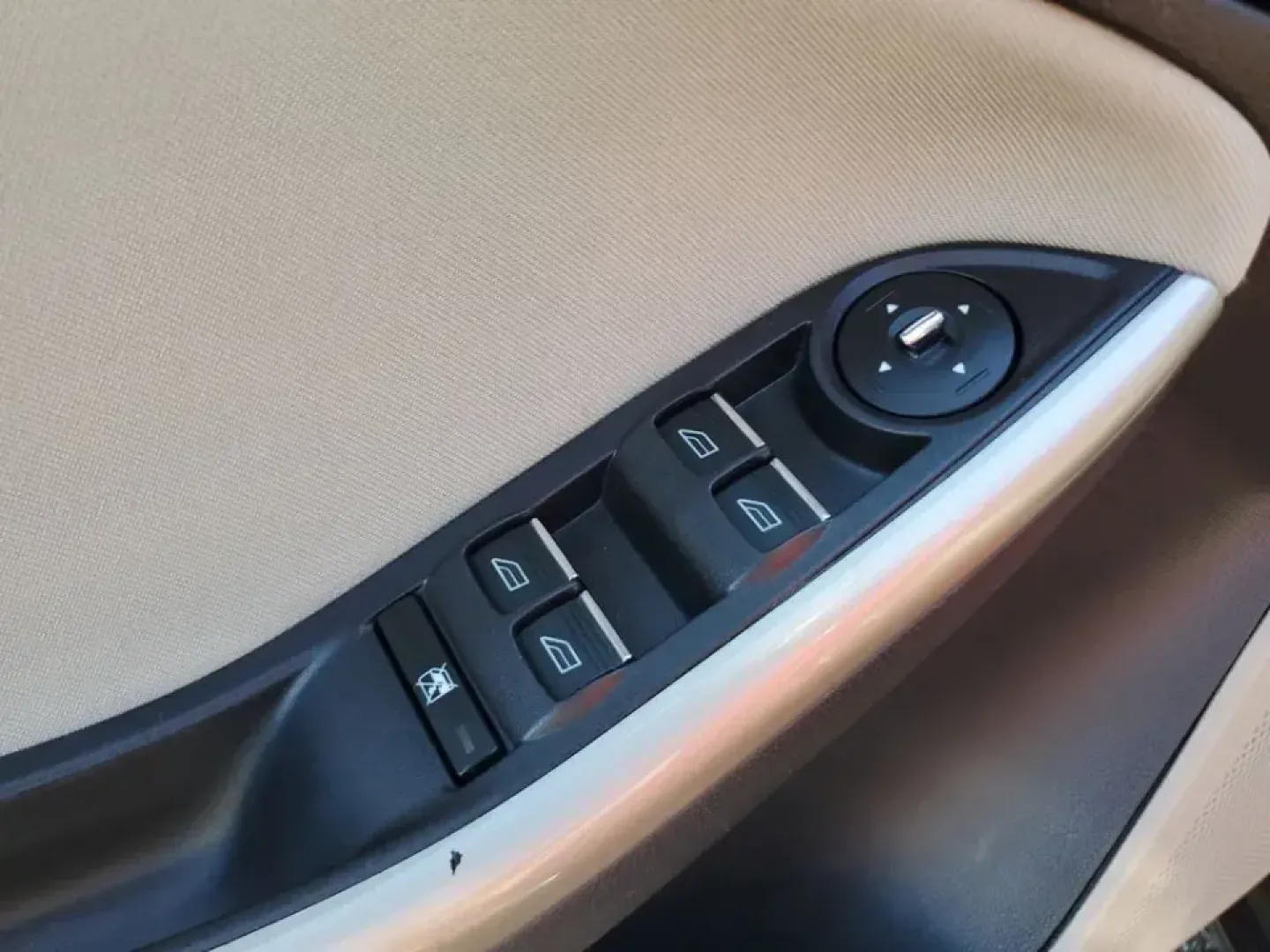 2012 /Medium Light Stone Ford Focus SEL (1FAHP3H24CL) with an 4 Cyl, 2.0L engine, 6-speed auto-shift manual transmission, located at 6064 Gull Rd, Kalamazoo, MI, 49048, (269) 222-0088, 42.328388, -85.512924 - Need a dependable commuter that keeps fuel stops and stress low while you cruise from Gull Road to Downtown Kalamazoo, campus, or the weekend farmers market? This Race Red 2012 Ford Focus SEL sedan is a smart pick for daily driving, first-time buyers, and budget-conscious shoppers who want a practic - Photo#11