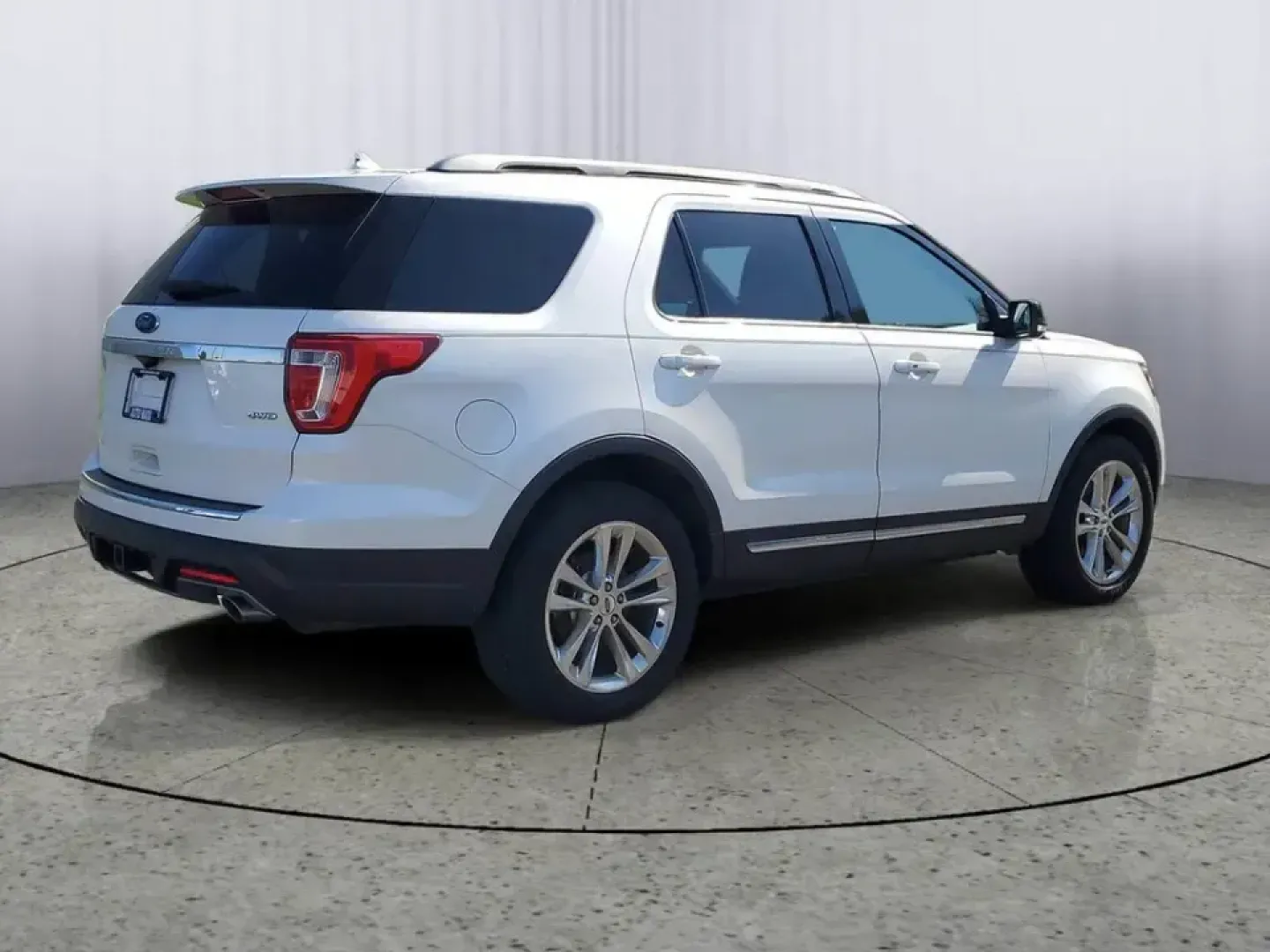 2018 /Ebony Black Ford Explorer XLT (1FM5K8D87JG) with an V6, 3.5L engine, 6-speed automatic transmission, located at 6064 Gull Rd, Kalamazoo, MI, 49048, (269) 222-0088, 42.328388, -85.512924 - Road-trip weekends to Lake Michigan, daily school drop-offs, and confident winter driving on I-94 or US-131-this 2018 Ford Explorer XLT 4WD is built for real life in Southwest Michigan. If you've been searching used cars near me and want a family-ready SUV that can handle changing seasons, long comm - Photo#2