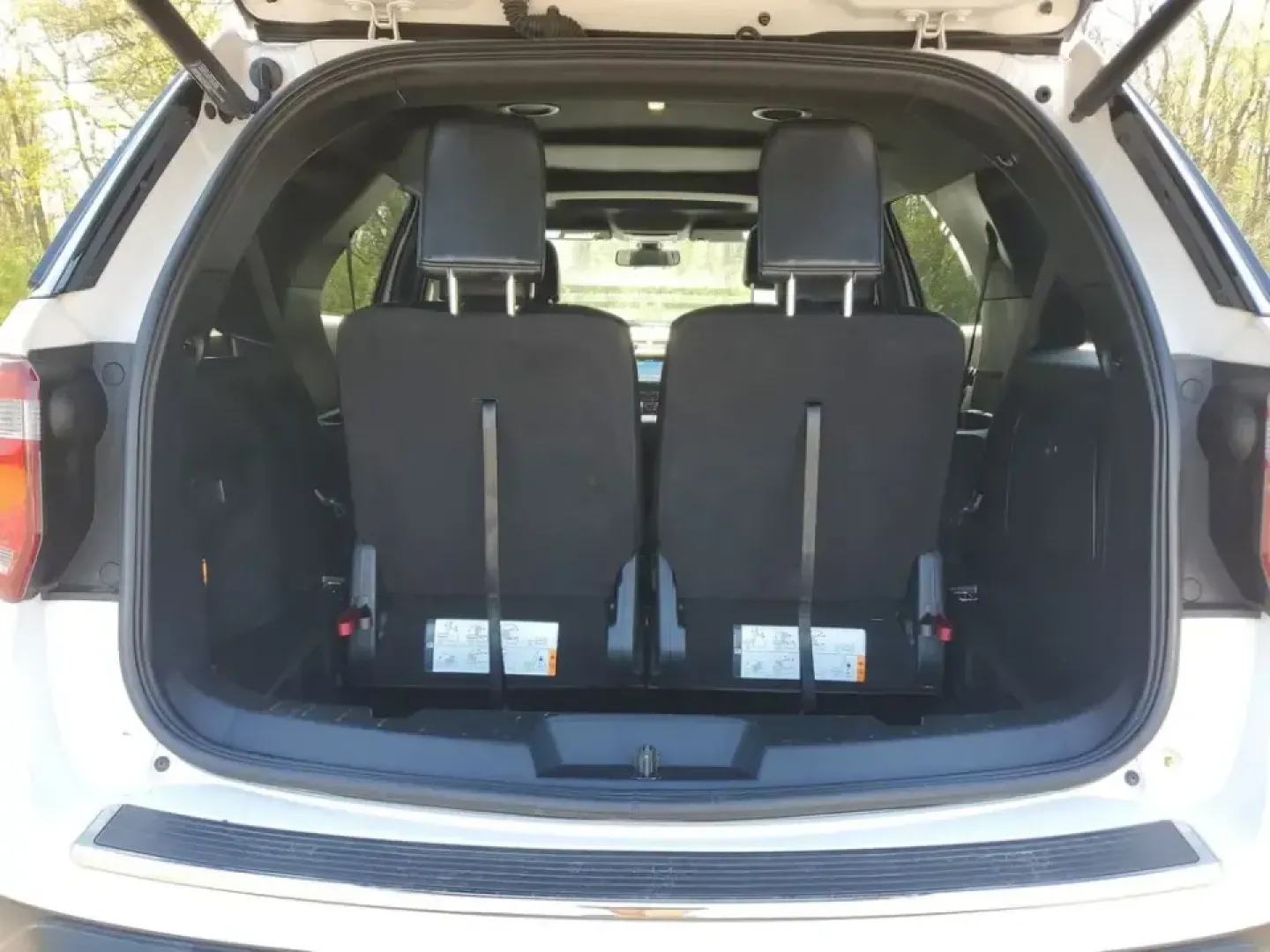 2018 /Ebony Black Ford Explorer XLT (1FM5K8D87JG) with an V6, 3.5L engine, 6-speed automatic transmission, located at 6064 Gull Rd, Kalamazoo, MI, 49048, (269) 222-0088, 42.328388, -85.512924 - Road-trip weekends to Lake Michigan, daily school drop-offs, and confident winter driving on I-94 or US-131-this 2018 Ford Explorer XLT 4WD is built for real life in Southwest Michigan. If you've been searching used cars near me and want a family-ready SUV that can handle changing seasons, long comm - Photo#5