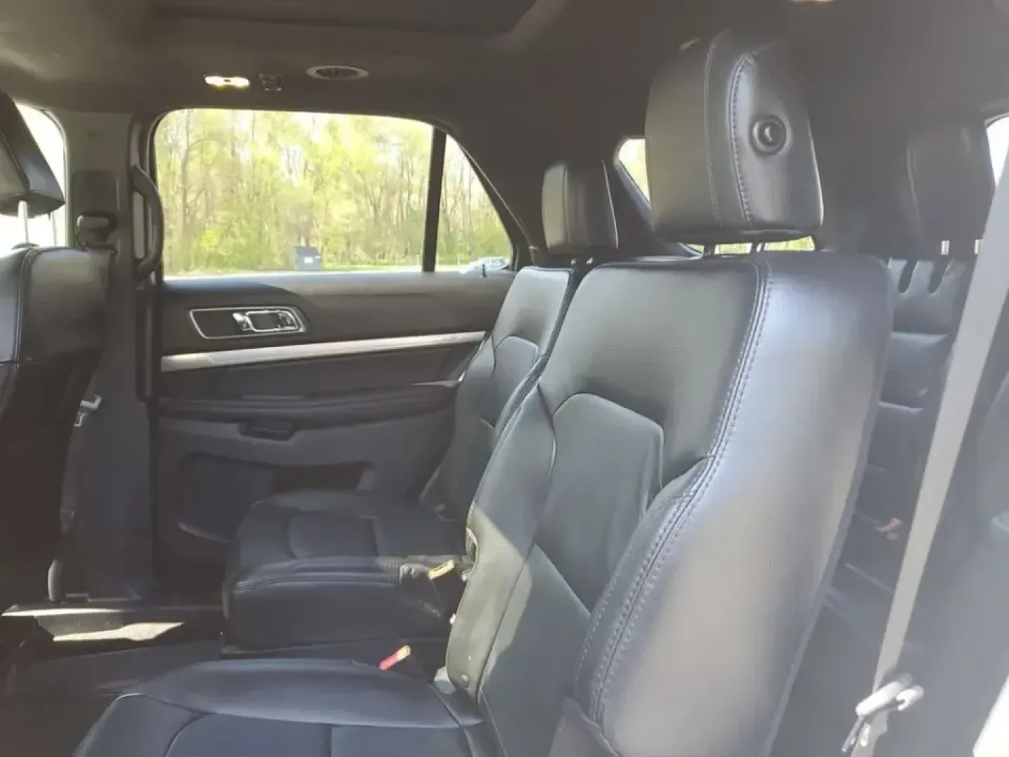 2018 /Ebony Black Ford Explorer XLT (1FM5K8D87JG) with an V6, 3.5L engine, 6-speed automatic transmission, located at 6064 Gull Rd, Kalamazoo, MI, 49048, (269) 222-0088, 42.328388, -85.512924 - Road-trip weekends to Lake Michigan, daily school drop-offs, and confident winter driving on I-94 or US-131-this 2018 Ford Explorer XLT 4WD is built for real life in Southwest Michigan. If you've been searching used cars near me and want a family-ready SUV that can handle changing seasons, long comm - Photo#7