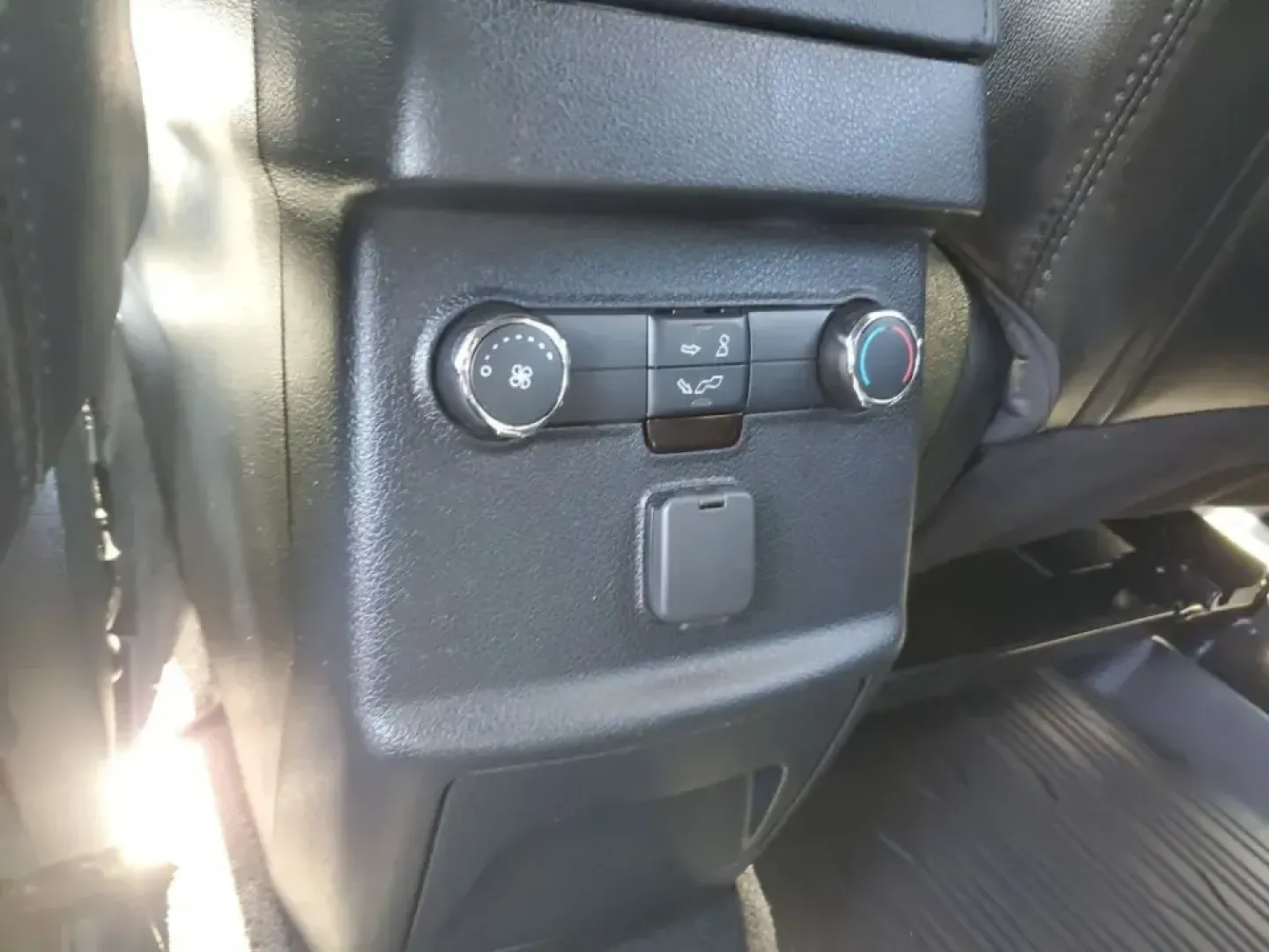 2018 /Ebony Black Ford Explorer XLT (1FM5K8D87JG) with an V6, 3.5L engine, 6-speed automatic transmission, located at 6064 Gull Rd, Kalamazoo, MI, 49048, (269) 222-0088, 42.328388, -85.512924 - Road-trip weekends to Lake Michigan, daily school drop-offs, and confident winter driving on I-94 or US-131-this 2018 Ford Explorer XLT 4WD is built for real life in Southwest Michigan. If you've been searching used cars near me and want a family-ready SUV that can handle changing seasons, long comm - Photo#9