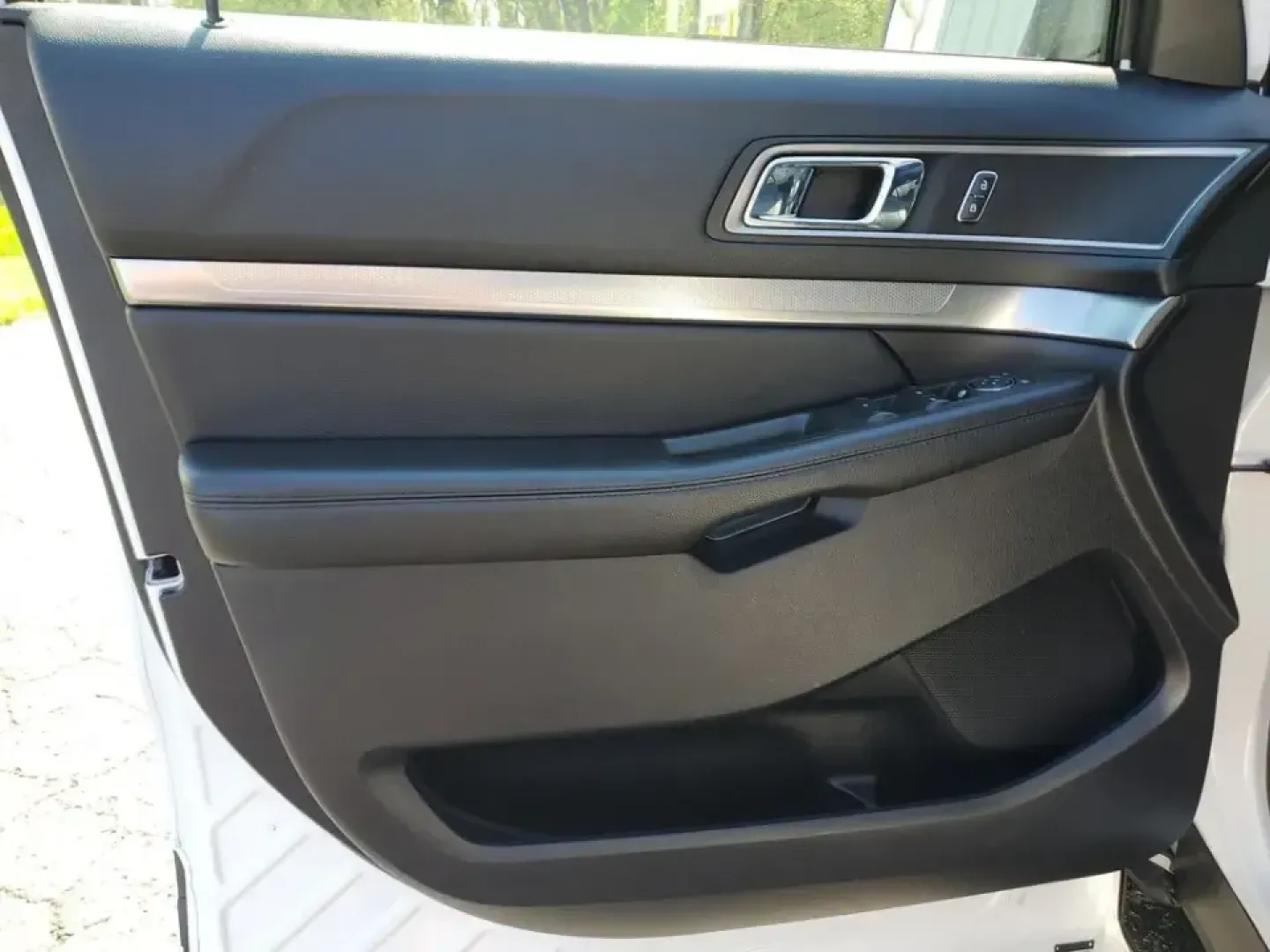 2018 /Ebony Black Ford Explorer XLT (1FM5K8D87JG) with an V6, 3.5L engine, 6-speed automatic transmission, located at 6064 Gull Rd, Kalamazoo, MI, 49048, (269) 222-0088, 42.328388, -85.512924 - Road-trip weekends to Lake Michigan, daily school drop-offs, and confident winter driving on I-94 or US-131-this 2018 Ford Explorer XLT 4WD is built for real life in Southwest Michigan. If you've been searching used cars near me and want a family-ready SUV that can handle changing seasons, long comm - Photo#10