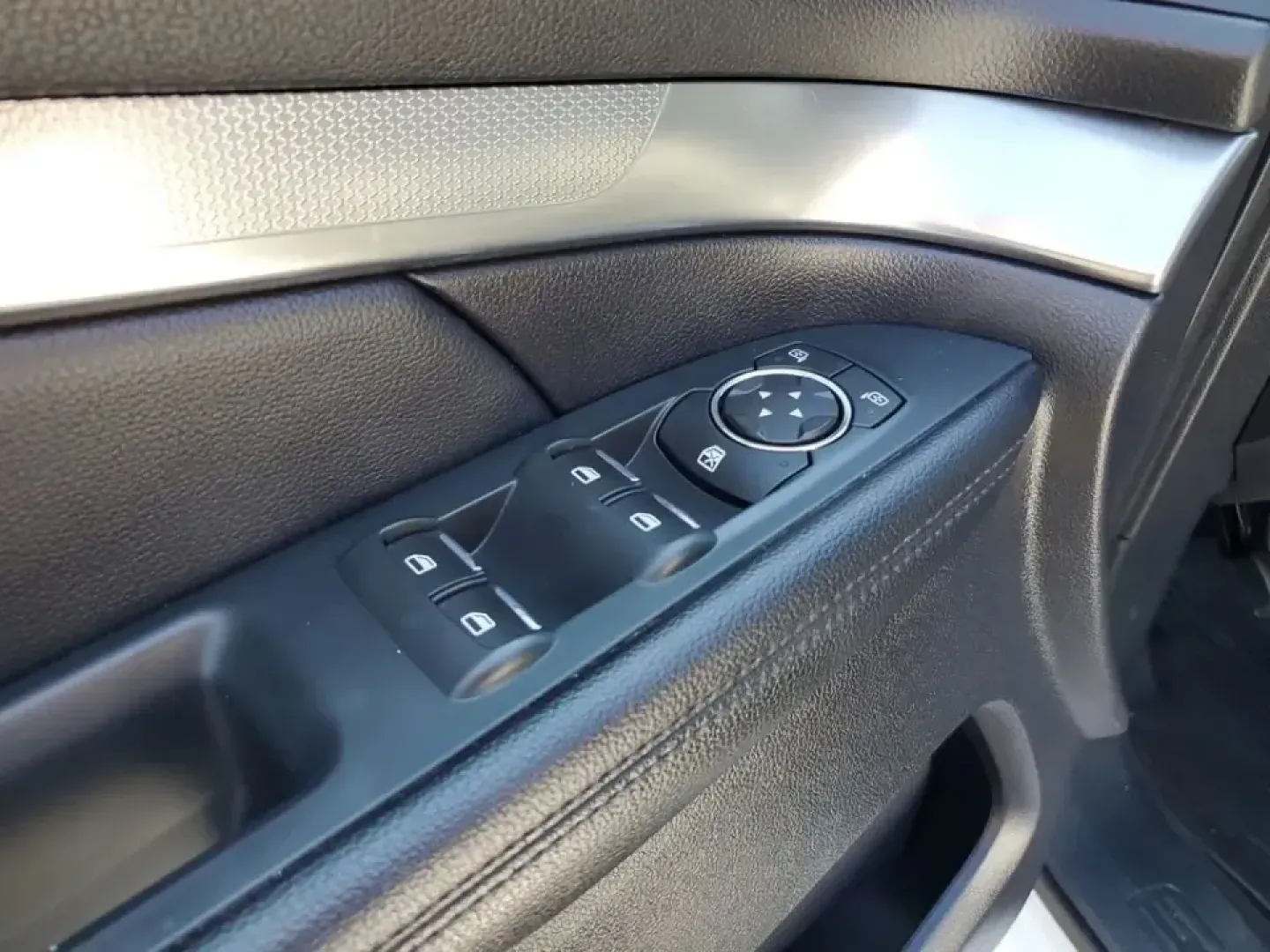 2018 /Ebony Black Ford Explorer XLT (1FM5K8D87JG) with an V6, 3.5L engine, 6-speed automatic transmission, located at 6064 Gull Rd, Kalamazoo, MI, 49048, (269) 222-0088, 42.328388, -85.512924 - Road-trip weekends to Lake Michigan, daily school drop-offs, and confident winter driving on I-94 or US-131-this 2018 Ford Explorer XLT 4WD is built for real life in Southwest Michigan. If you've been searching used cars near me and want a family-ready SUV that can handle changing seasons, long comm - Photo#11