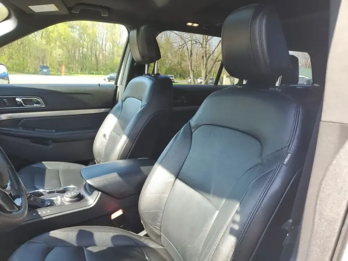 2018 /Ebony Black Ford Explorer XLT (1FM5K8D87JG) with an V6, 3.5L engine, 6-speed automatic transmission, located at 6064 Gull Rd, Kalamazoo, MI, 49048, (269) 222-0088, 42.328388, -85.512924 - Road-trip weekends to Lake Michigan, daily school drop-offs, and confident winter driving on I-94 or US-131-this 2018 Ford Explorer XLT 4WD is built for real life in Southwest Michigan. If you've been searching used cars near me and want a family-ready SUV that can handle changing seasons, long comm - Photo#13