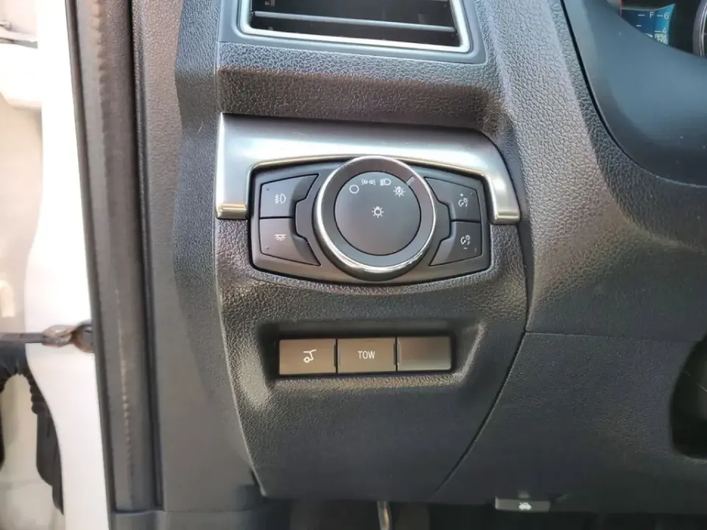 2018 /Ebony Black Ford Explorer XLT (1FM5K8D87JG) with an V6, 3.5L engine, 6-speed automatic transmission, located at 6064 Gull Rd, Kalamazoo, MI, 49048, (269) 222-0088, 42.328388, -85.512924 - Road-trip weekends to Lake Michigan, daily school drop-offs, and confident winter driving on I-94 or US-131-this 2018 Ford Explorer XLT 4WD is built for real life in Southwest Michigan. If you've been searching used cars near me and want a family-ready SUV that can handle changing seasons, long comm - Photo#15