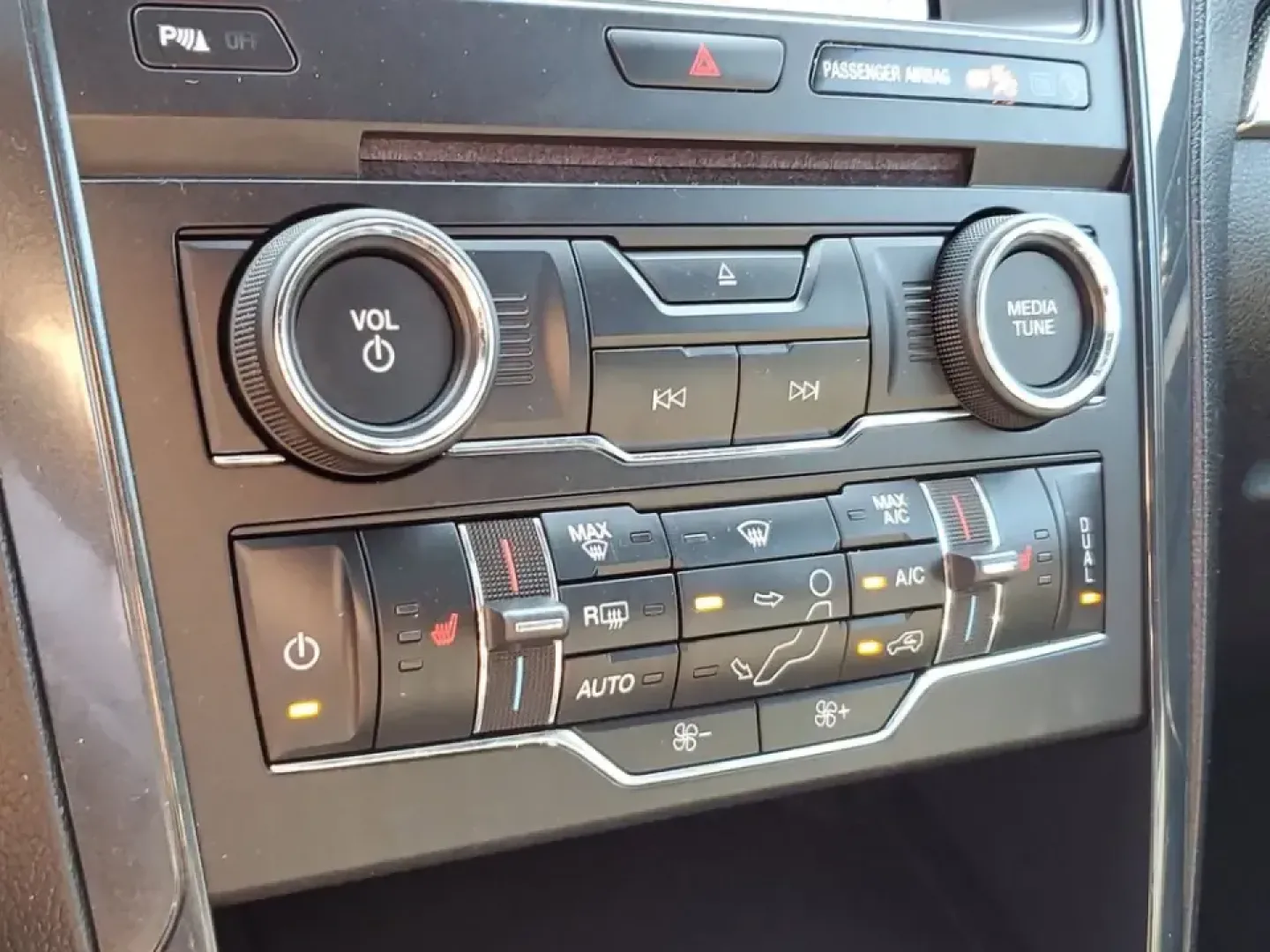 2018 /Ebony Black Ford Explorer XLT (1FM5K8D87JG) with an V6, 3.5L engine, 6-speed automatic transmission, located at 6064 Gull Rd, Kalamazoo, MI, 49048, (269) 222-0088, 42.328388, -85.512924 - Road-trip weekends to Lake Michigan, daily school drop-offs, and confident winter driving on I-94 or US-131-this 2018 Ford Explorer XLT 4WD is built for real life in Southwest Michigan. If you've been searching used cars near me and want a family-ready SUV that can handle changing seasons, long comm - Photo#24