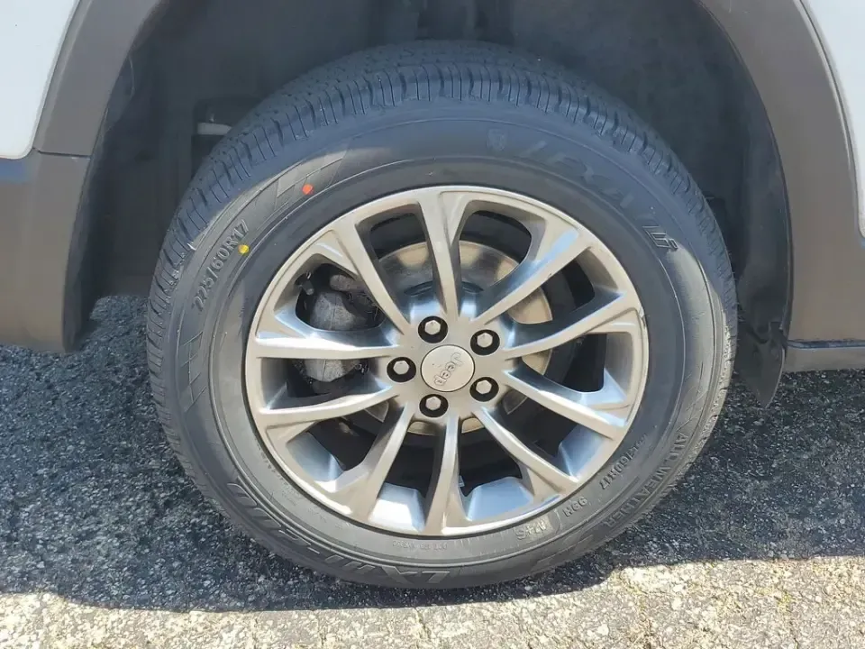 2020 /Ski Gray/Black Jeep Cherokee Latitude Plus (1C4PJLLB5LD) with an 4 Cyl, 2.4L engine, 9-speed automatic transmission, located at 6064 Gull Rd, Kalamazoo, MI, 49048, (269) 222-0088, 42.328388, -85.512924 - Load up for lake days, campus commutes, and weekend escapes up US-131 with an SUV that fits real life in Southwest Michigan. This **2020 Jeep Cherokee Latitude Plus** is the kind of versatile crossover that works for busy families, WMU students, and anyone who wants comfortable daily driving with pr - Photo#4