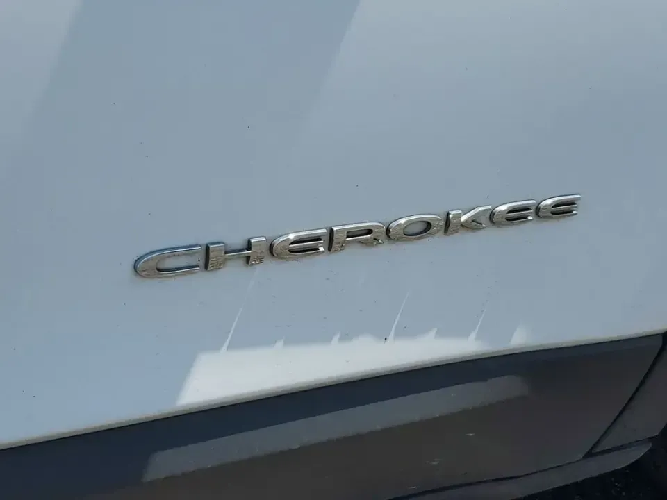 2020 /Ski Gray/Black Jeep Cherokee Latitude Plus (1C4PJLLB5LD) with an 4 Cyl, 2.4L engine, 9-speed automatic transmission, located at 6064 Gull Rd, Kalamazoo, MI, 49048, (269) 222-0088, 42.328388, -85.512924 - Load up for lake days, campus commutes, and weekend escapes up US-131 with an SUV that fits real life in Southwest Michigan. This **2020 Jeep Cherokee Latitude Plus** is the kind of versatile crossover that works for busy families, WMU students, and anyone who wants comfortable daily driving with pr - Photo#5