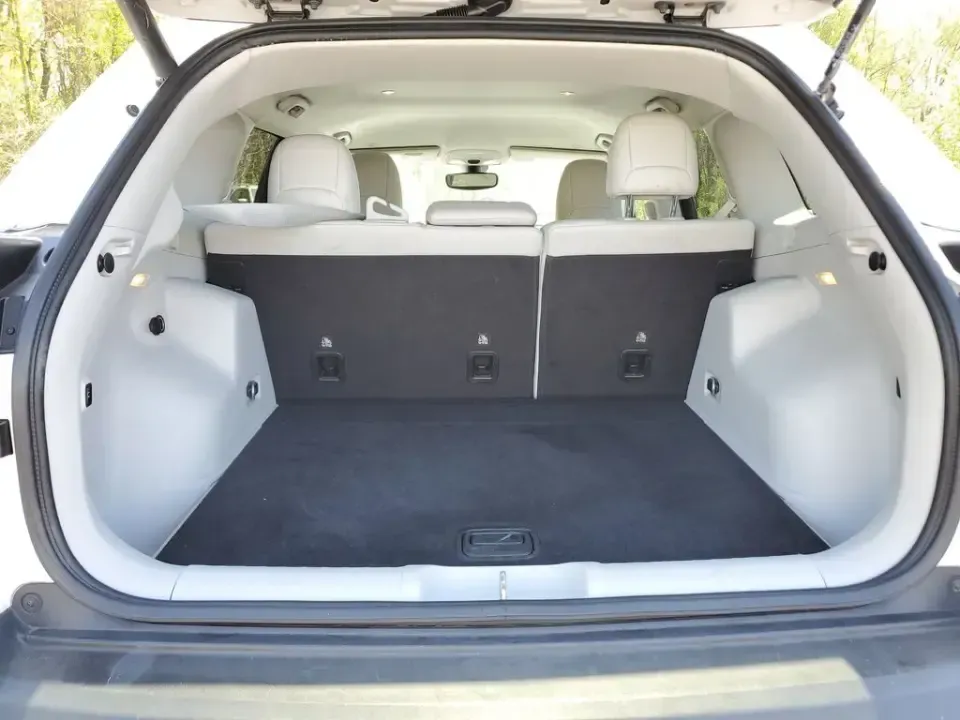 2020 /Ski Gray/Black Jeep Cherokee Latitude Plus (1C4PJLLB5LD) with an 4 Cyl, 2.4L engine, 9-speed automatic transmission, located at 6064 Gull Rd, Kalamazoo, MI, 49048, (269) 222-0088, 42.328388, -85.512924 - Load up for lake days, campus commutes, and weekend escapes up US-131 with an SUV that fits real life in Southwest Michigan. This **2020 Jeep Cherokee Latitude Plus** is the kind of versatile crossover that works for busy families, WMU students, and anyone who wants comfortable daily driving with pr - Photo#7