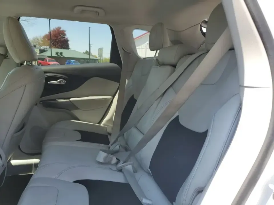 2020 /Ski Gray/Black Jeep Cherokee Latitude Plus (1C4PJLLB5LD) with an 4 Cyl, 2.4L engine, 9-speed automatic transmission, located at 6064 Gull Rd, Kalamazoo, MI, 49048, (269) 222-0088, 42.328388, -85.512924 - Load up for lake days, campus commutes, and weekend escapes up US-131 with an SUV that fits real life in Southwest Michigan. This **2020 Jeep Cherokee Latitude Plus** is the kind of versatile crossover that works for busy families, WMU students, and anyone who wants comfortable daily driving with pr - Photo#8