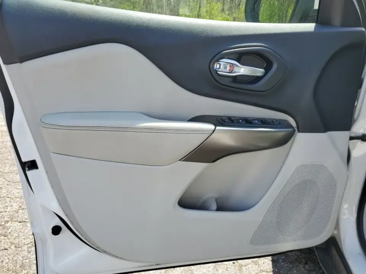 2020 /Ski Gray/Black Jeep Cherokee Latitude Plus (1C4PJLLB5LD) with an 4 Cyl, 2.4L engine, 9-speed automatic transmission, located at 6064 Gull Rd, Kalamazoo, MI, 49048, (269) 222-0088, 42.328388, -85.512924 - Load up for lake days, campus commutes, and weekend escapes up US-131 with an SUV that fits real life in Southwest Michigan. This **2020 Jeep Cherokee Latitude Plus** is the kind of versatile crossover that works for busy families, WMU students, and anyone who wants comfortable daily driving with pr - Photo#11