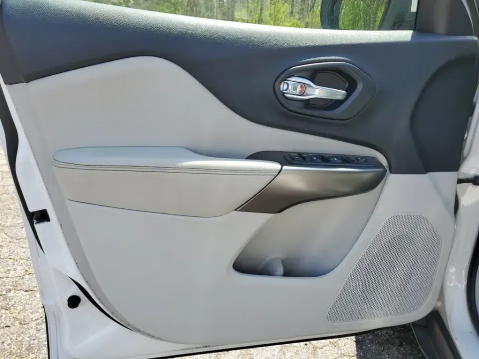 2020 /Ski Gray/Black Jeep Cherokee Latitude Plus (1C4PJLLB5LD) with an 4 Cyl, 2.4L engine, 9-speed automatic transmission, located at 6064 Gull Rd, Kalamazoo, MI, 49048, (269) 222-0088, 42.328388, -85.512924 - Load up for lake days, campus commutes, and weekend escapes up US-131 with an SUV that fits real life in Southwest Michigan. This **2020 Jeep Cherokee Latitude Plus** is the kind of versatile crossover that works for busy families, WMU students, and anyone who wants comfortable daily driving with pr - Photo#11