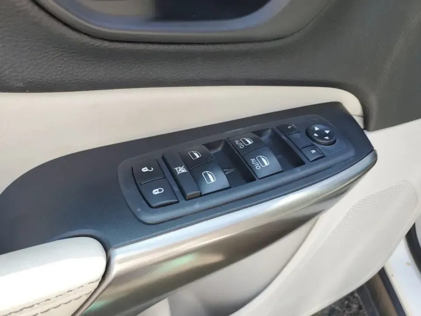 2020 /Ski Gray/Black Jeep Cherokee Latitude Plus (1C4PJLLB5LD) with an 4 Cyl, 2.4L engine, 9-speed automatic transmission, located at 6064 Gull Rd, Kalamazoo, MI, 49048, (269) 222-0088, 42.328388, -85.512924 - Load up for lake days, campus commutes, and weekend escapes up US-131 with an SUV that fits real life in Southwest Michigan. This **2020 Jeep Cherokee Latitude Plus** is the kind of versatile crossover that works for busy families, WMU students, and anyone who wants comfortable daily driving with pr - Photo#12