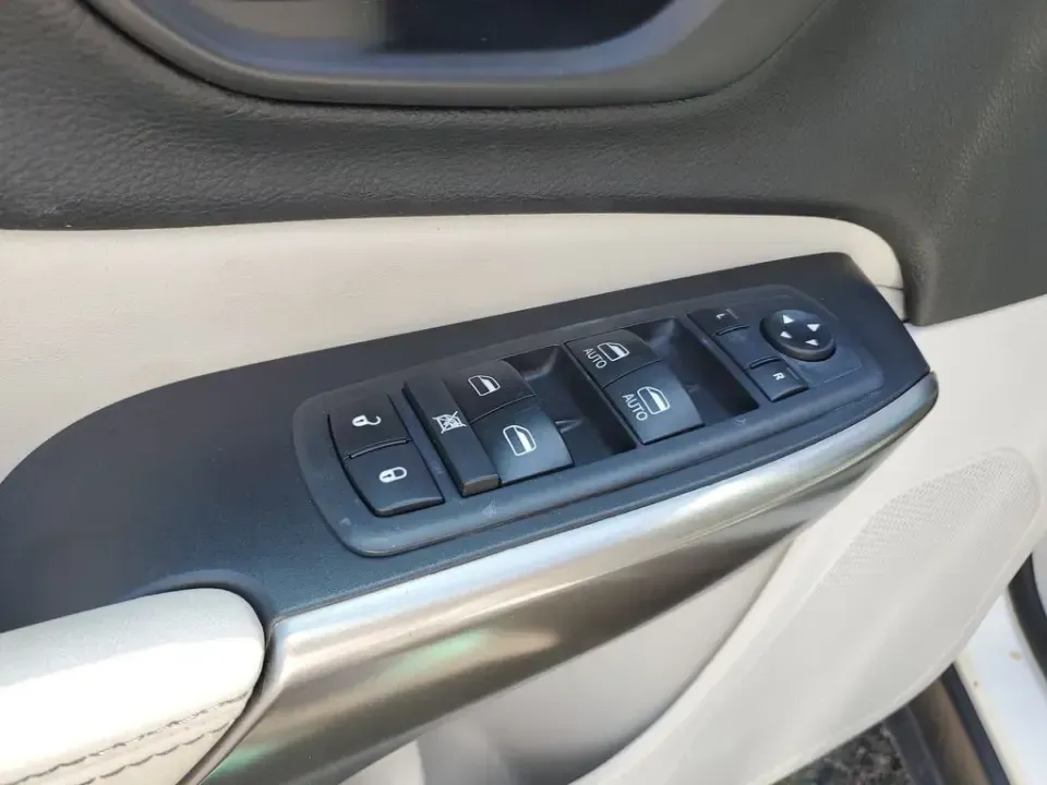 2020 /Ski Gray/Black Jeep Cherokee Latitude Plus (1C4PJLLB5LD) with an 4 Cyl, 2.4L engine, 9-speed automatic transmission, located at 6064 Gull Rd, Kalamazoo, MI, 49048, (269) 222-0088, 42.328388, -85.512924 - Load up for lake days, campus commutes, and weekend escapes up US-131 with an SUV that fits real life in Southwest Michigan. This **2020 Jeep Cherokee Latitude Plus** is the kind of versatile crossover that works for busy families, WMU students, and anyone who wants comfortable daily driving with pr - Photo#12