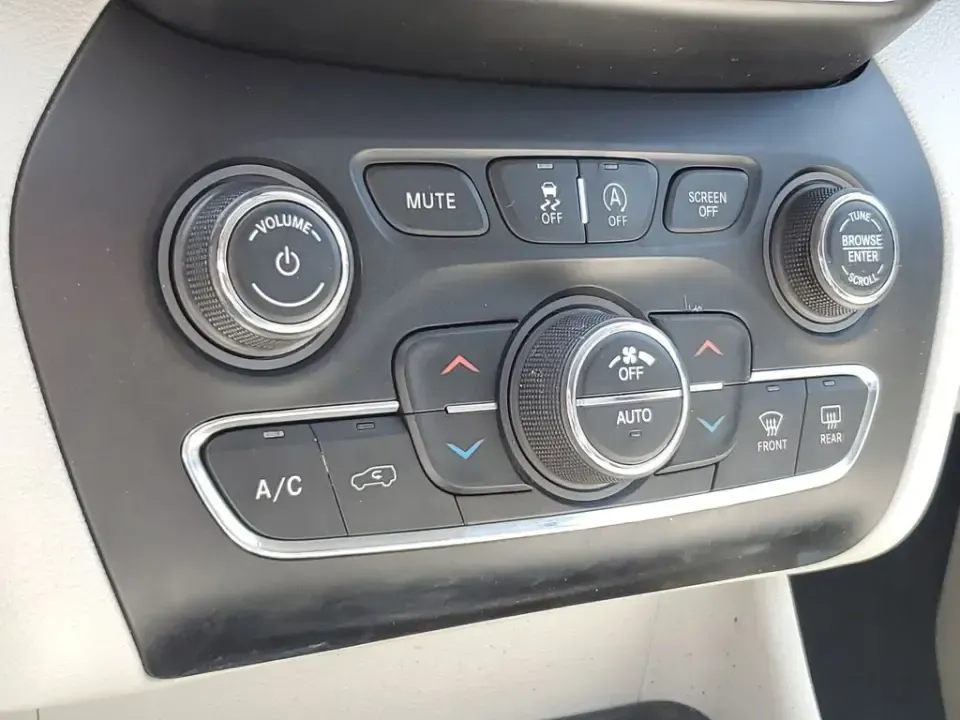 2020 /Ski Gray/Black Jeep Cherokee Latitude Plus (1C4PJLLB5LD) with an 4 Cyl, 2.4L engine, 9-speed automatic transmission, located at 6064 Gull Rd, Kalamazoo, MI, 49048, (269) 222-0088, 42.328388, -85.512924 - Load up for lake days, campus commutes, and weekend escapes up US-131 with an SUV that fits real life in Southwest Michigan. This **2020 Jeep Cherokee Latitude Plus** is the kind of versatile crossover that works for busy families, WMU students, and anyone who wants comfortable daily driving with pr - Photo#23