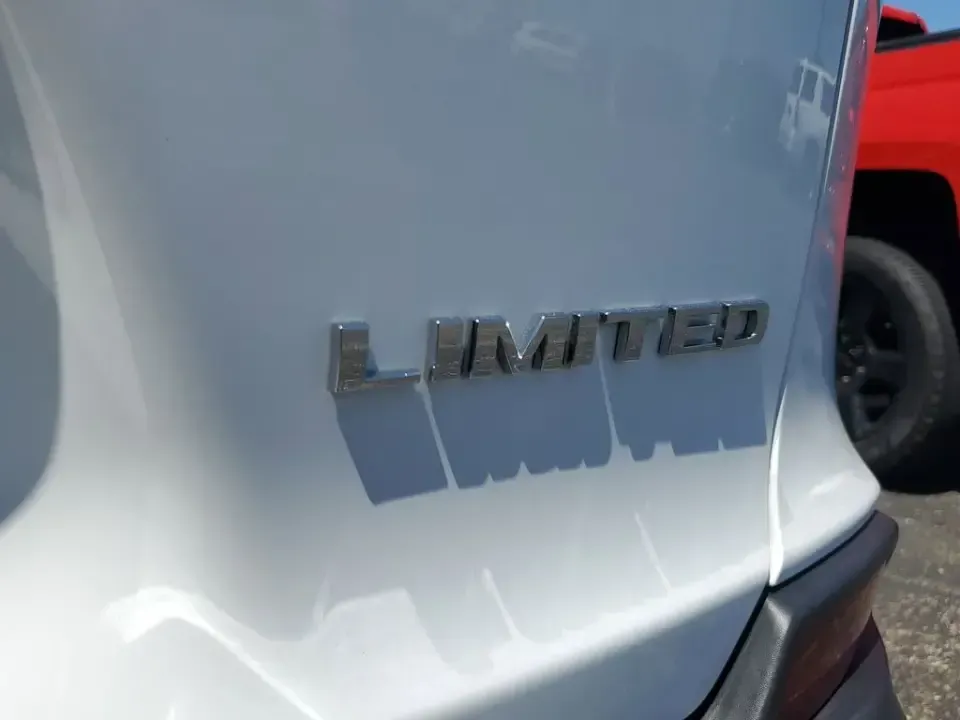 2020 /Black Jeep Cherokee Limited (1C4PJLDB3LD) with an 4 Cyl, 2.4L engine, 9-speed automatic transmission, located at 6064 Gull Rd, Kalamazoo, MI, 49048, (269) 222-0088, 42.328388, -85.512924 - For commuters who want SUV comfort without the bulk-and weekend explorers who like to pack up and go-this 2020 Jeep Cherokee Limited is built for real life in Southwest Michigan. Whether you're cruising to work, doing school drop-offs, or heading out toward Gull Lake for a reset, this crossover deli - Photo#5