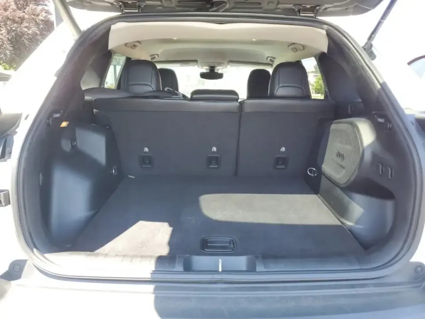 2020 /Black Jeep Cherokee Limited FWD (1C4PJLDB3LD) with an 2.4L L4 DOHC 16V engine, 9A transmission, located at 6064 Gull Rd, Kalamazoo, MI, 49048, (269) 222-0088, 42.328388, -85.512924 - Pack up the family, point the hood toward Lake Michigan, and let your daily drive feel like a mini getaway-this 2020 Jeep Cherokee Limited is built for real-life Michigan routines, from school drop-offs and grocery runs to weekend road trips up US-131. With its comfortable cabin, smart safety tech,- Photo#6