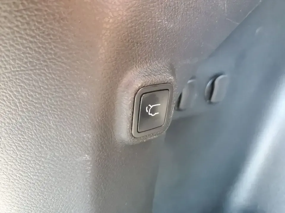 2020 /Black Jeep Cherokee Limited (1C4PJLDB3LD) with an 4 Cyl, 2.4L engine, 9-speed automatic transmission, located at 6064 Gull Rd, Kalamazoo, MI, 49048, (269) 222-0088, 42.328388, -85.512924 - For commuters who want SUV comfort without the bulk-and weekend explorers who like to pack up and go-this 2020 Jeep Cherokee Limited is built for real life in Southwest Michigan. Whether you're cruising to work, doing school drop-offs, or heading out toward Gull Lake for a reset, this crossover deli - Photo#7
