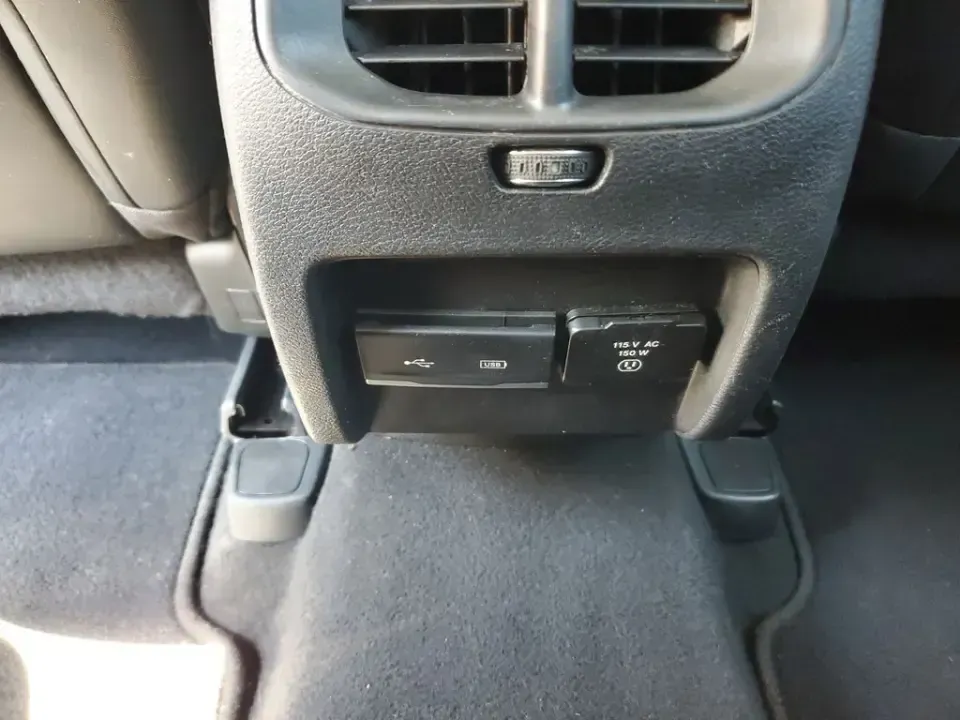 2020 /Black Jeep Cherokee Limited (1C4PJLDB3LD) with an 4 Cyl, 2.4L engine, 9-speed automatic transmission, located at 6064 Gull Rd, Kalamazoo, MI, 49048, (269) 222-0088, 42.328388, -85.512924 - For commuters who want SUV comfort without the bulk-and weekend explorers who like to pack up and go-this 2020 Jeep Cherokee Limited is built for real life in Southwest Michigan. Whether you're cruising to work, doing school drop-offs, or heading out toward Gull Lake for a reset, this crossover deli - Photo#10