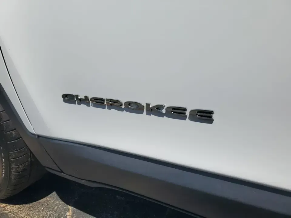 2020 /Black Jeep Cherokee Limited (1C4PJLDB3LD) with an 4 Cyl, 2.4L engine, 9-speed automatic transmission, located at 6064 Gull Rd, Kalamazoo, MI, 49048, (269) 222-0088, 42.328388, -85.512924 - For commuters who want SUV comfort without the bulk-and weekend explorers who like to pack up and go-this 2020 Jeep Cherokee Limited is built for real life in Southwest Michigan. Whether you're cruising to work, doing school drop-offs, or heading out toward Gull Lake for a reset, this crossover deli - Photo#11