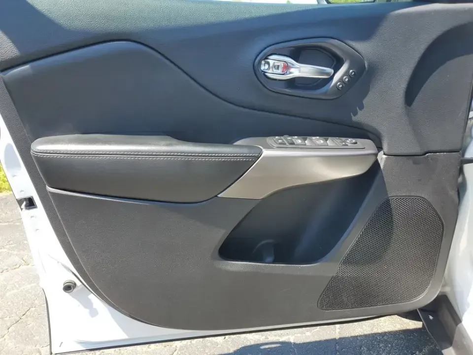 2020 /Black Jeep Cherokee Limited (1C4PJLDB3LD) with an 4 Cyl, 2.4L engine, 9-speed automatic transmission, located at 6064 Gull Rd, Kalamazoo, MI, 49048, (269) 222-0088, 42.328388, -85.512924 - For commuters who want SUV comfort without the bulk-and weekend explorers who like to pack up and go-this 2020 Jeep Cherokee Limited is built for real life in Southwest Michigan. Whether you're cruising to work, doing school drop-offs, or heading out toward Gull Lake for a reset, this crossover deli - Photo#12