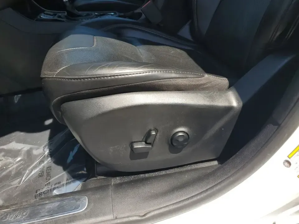 2020 /Black Jeep Cherokee Limited (1C4PJLDB3LD) with an 4 Cyl, 2.4L engine, 9-speed automatic transmission, located at 6064 Gull Rd, Kalamazoo, MI, 49048, (269) 222-0088, 42.328388, -85.512924 - For commuters who want SUV comfort without the bulk-and weekend explorers who like to pack up and go-this 2020 Jeep Cherokee Limited is built for real life in Southwest Michigan. Whether you're cruising to work, doing school drop-offs, or heading out toward Gull Lake for a reset, this crossover deli - Photo#14