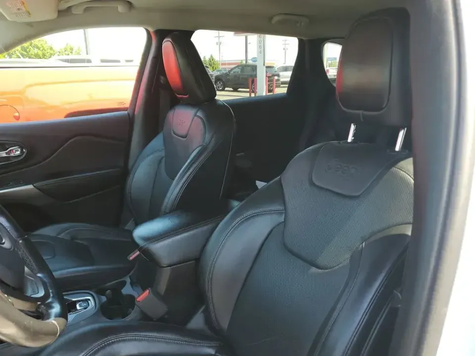 2020 /Black Jeep Cherokee Limited (1C4PJLDB3LD) with an 4 Cyl, 2.4L engine, 9-speed automatic transmission, located at 6064 Gull Rd, Kalamazoo, MI, 49048, (269) 222-0088, 42.328388, -85.512924 - For commuters who want SUV comfort without the bulk-and weekend explorers who like to pack up and go-this 2020 Jeep Cherokee Limited is built for real life in Southwest Michigan. Whether you're cruising to work, doing school drop-offs, or heading out toward Gull Lake for a reset, this crossover deli - Photo#15