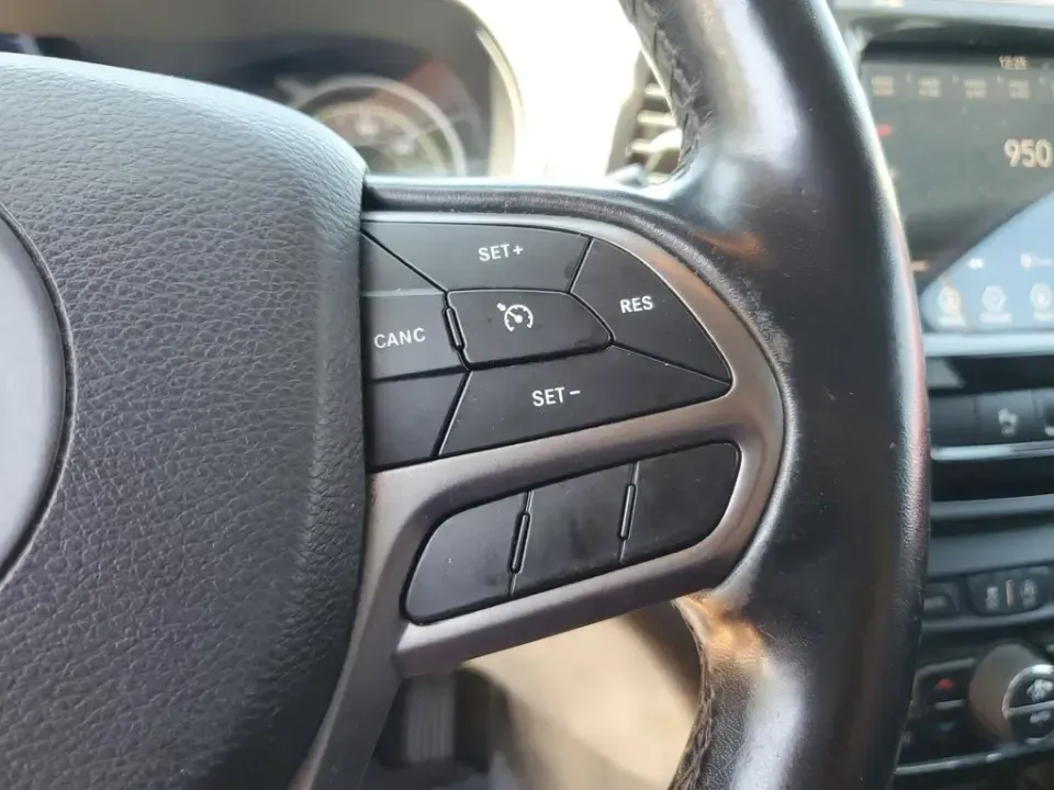 2020 /Black Jeep Cherokee Limited (1C4PJLDB3LD) with an 4 Cyl, 2.4L engine, 9-speed automatic transmission, located at 6064 Gull Rd, Kalamazoo, MI, 49048, (269) 222-0088, 42.328388, -85.512924 - For commuters who want SUV comfort without the bulk-and weekend explorers who like to pack up and go-this 2020 Jeep Cherokee Limited is built for real life in Southwest Michigan. Whether you're cruising to work, doing school drop-offs, or heading out toward Gull Lake for a reset, this crossover deli - Photo#20