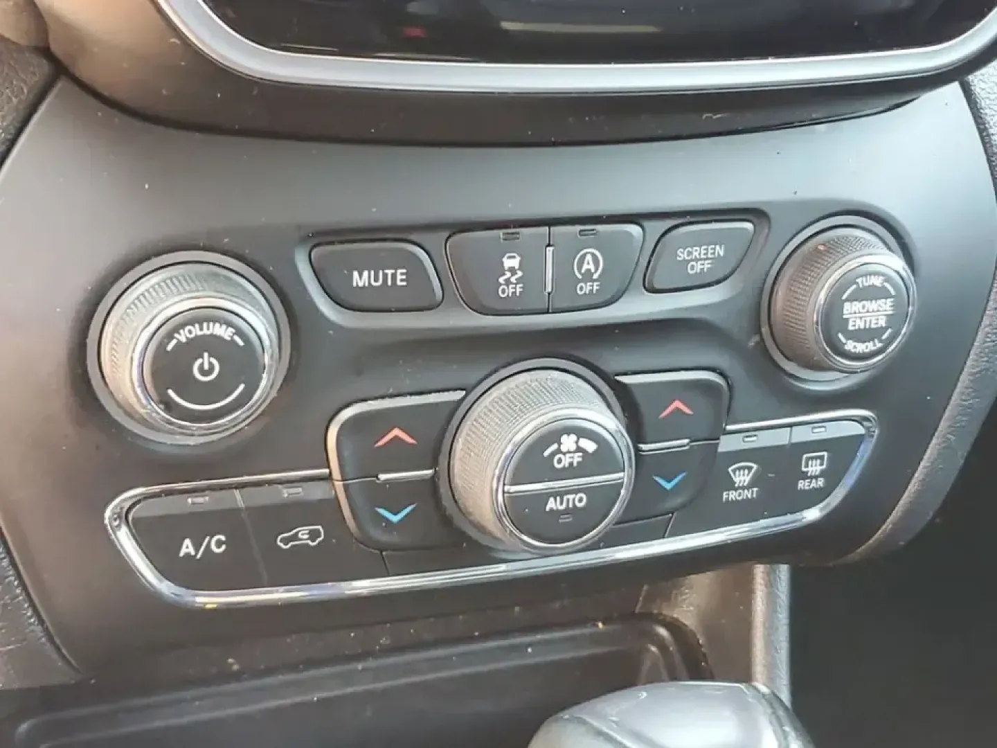 2020 /Black Jeep Cherokee Limited FWD (1C4PJLDB3LD) with an 2.4L L4 DOHC 16V engine, 9A transmission, located at 6064 Gull Rd, Kalamazoo, MI, 49048, (269) 222-0088, 42.328388, -85.512924 - Pack up the family, point the hood toward Lake Michigan, and let your daily drive feel like a mini getaway-this 2020 Jeep Cherokee Limited is built for real-life Michigan routines, from school drop-offs and grocery runs to weekend road trips up US-131. With its comfortable cabin, smart safety tech,- Photo#23