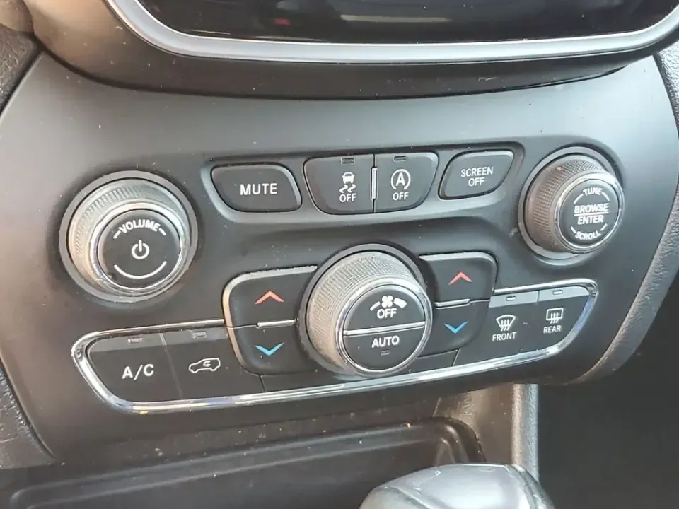 2020 /Black Jeep Cherokee Limited (1C4PJLDB3LD) with an 4 Cyl, 2.4L engine, 9-speed automatic transmission, located at 6064 Gull Rd, Kalamazoo, MI, 49048, (269) 222-0088, 42.328388, -85.512924 - For commuters who want SUV comfort without the bulk-and weekend explorers who like to pack up and go-this 2020 Jeep Cherokee Limited is built for real life in Southwest Michigan. Whether you're cruising to work, doing school drop-offs, or heading out toward Gull Lake for a reset, this crossover deli - Photo#23