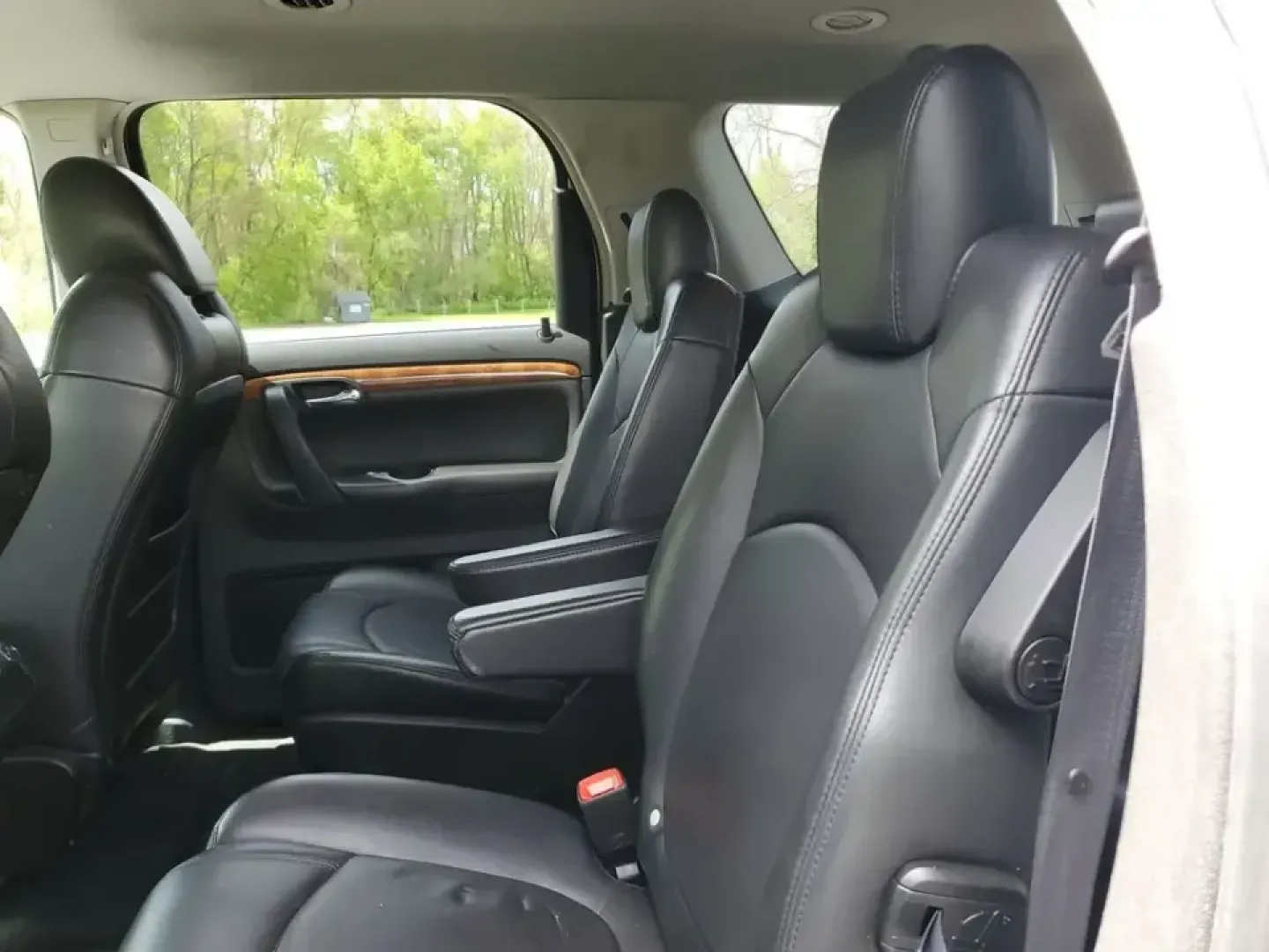 2007 /Black Saturn Outlook XR (5GZER23787J) with an V6, 3.6L engine, 6-speed automatic transmission, located at 6064 Gull Rd, Kalamazoo, MI, 49048, (269) 222-0088, 42.328388, -85.512924 - Need a spacious SUV that can handle school drop-offs, long commutes down I-94, and weekend getaways to Lake Michigan without feeling cramped? This 2007 Saturn Outlook XR is built for real-life Michigan driving-room for the whole crew, smart comfort features, and the kind of everyday versatility that - Photo#8