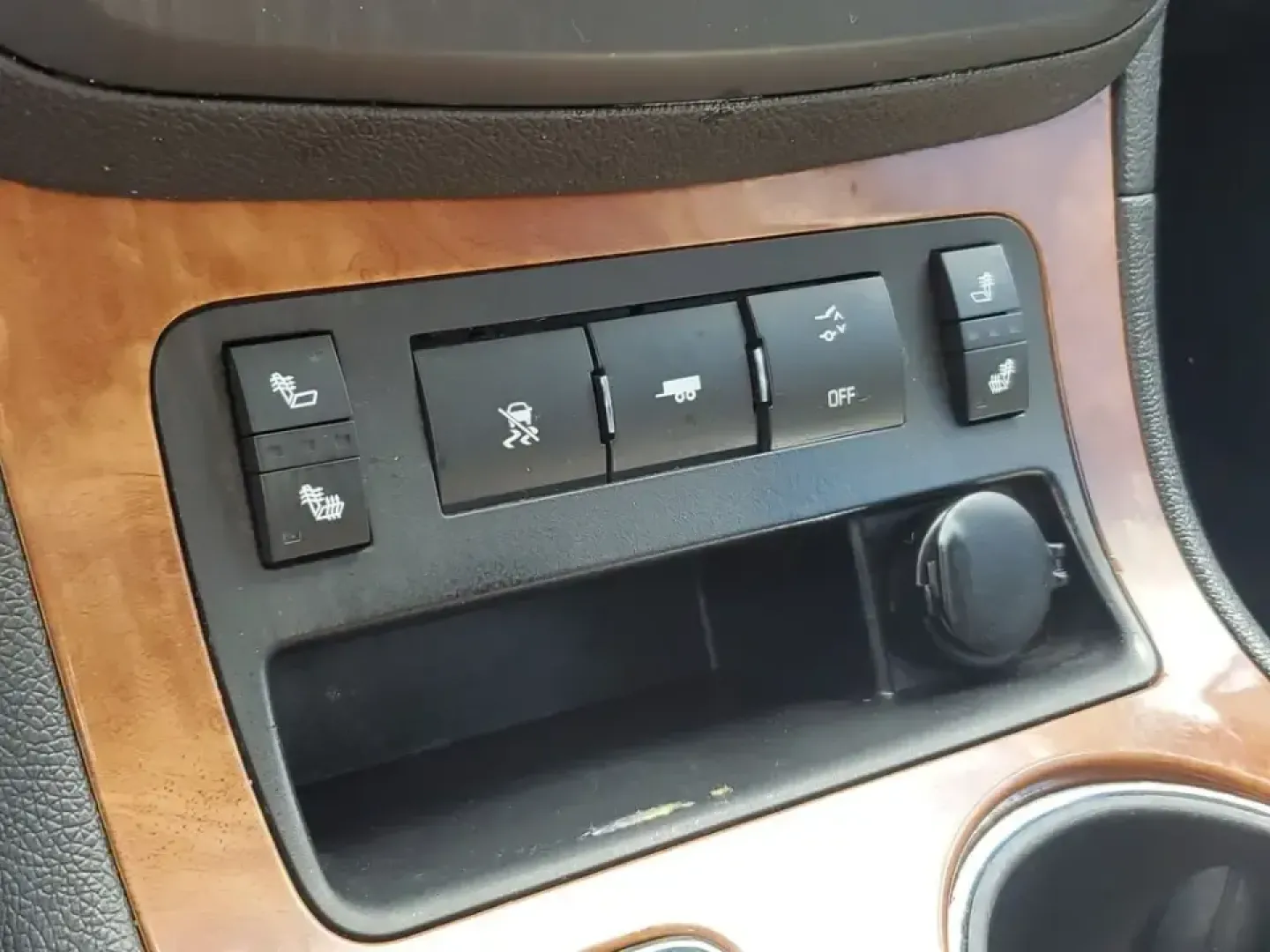 2007 /Black Saturn Outlook XR (5GZER23787J) with an V6, 3.6L engine, 6-speed automatic transmission, located at 6064 Gull Rd, Kalamazoo, MI, 49048, (269) 222-0088, 42.328388, -85.512924 - Need a spacious SUV that can handle school drop-offs, long commutes down I-94, and weekend getaways to Lake Michigan without feeling cramped? This 2007 Saturn Outlook XR is built for real-life Michigan driving-room for the whole crew, smart comfort features, and the kind of everyday versatility that - Photo#22